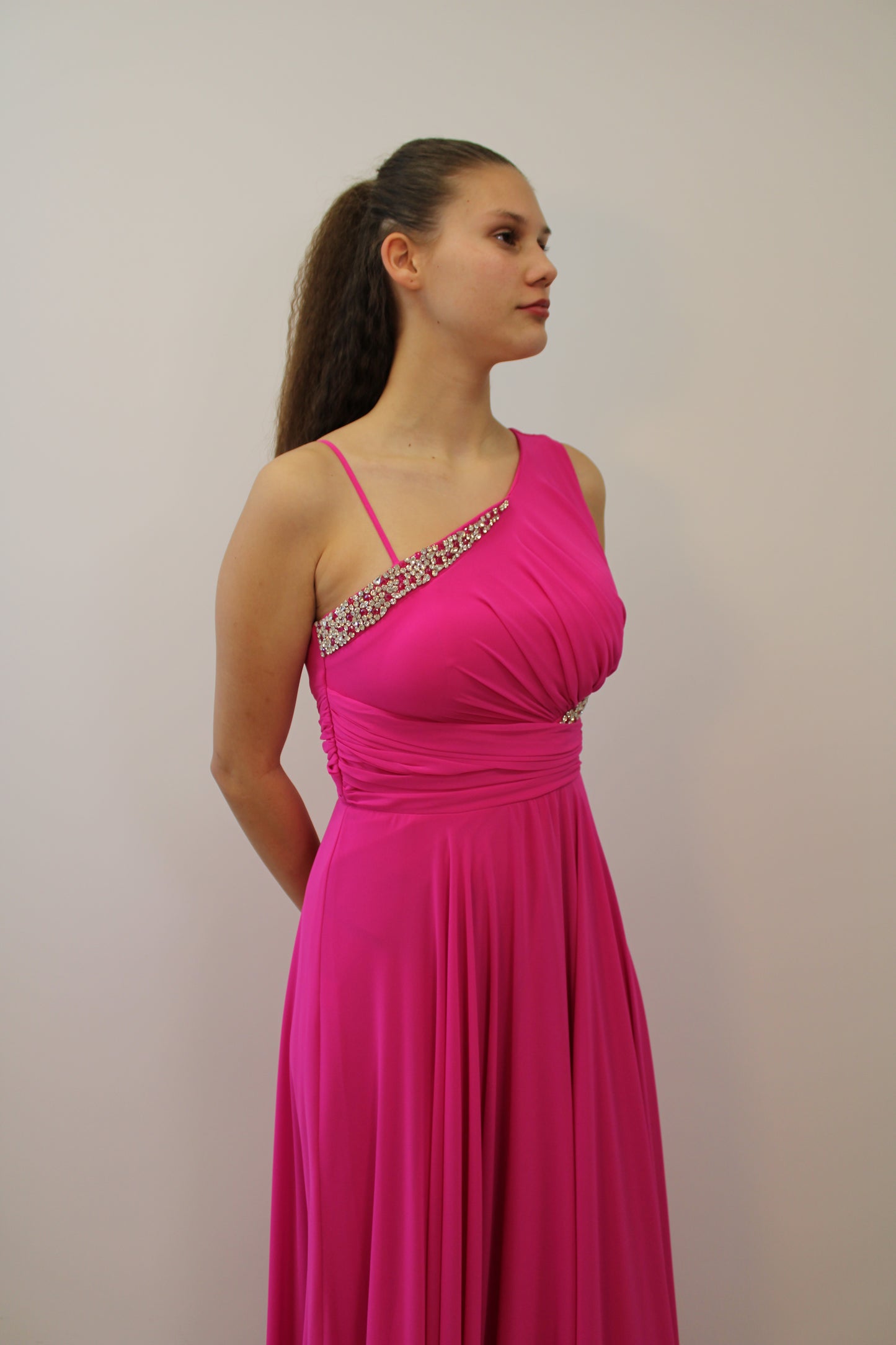 Kleid mit One-Shoulder und Cutout‘s