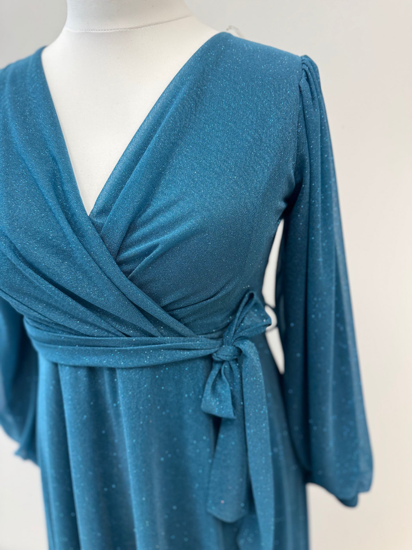 Elegantes Maxikleid mit Ärmeln in Wickeloptik