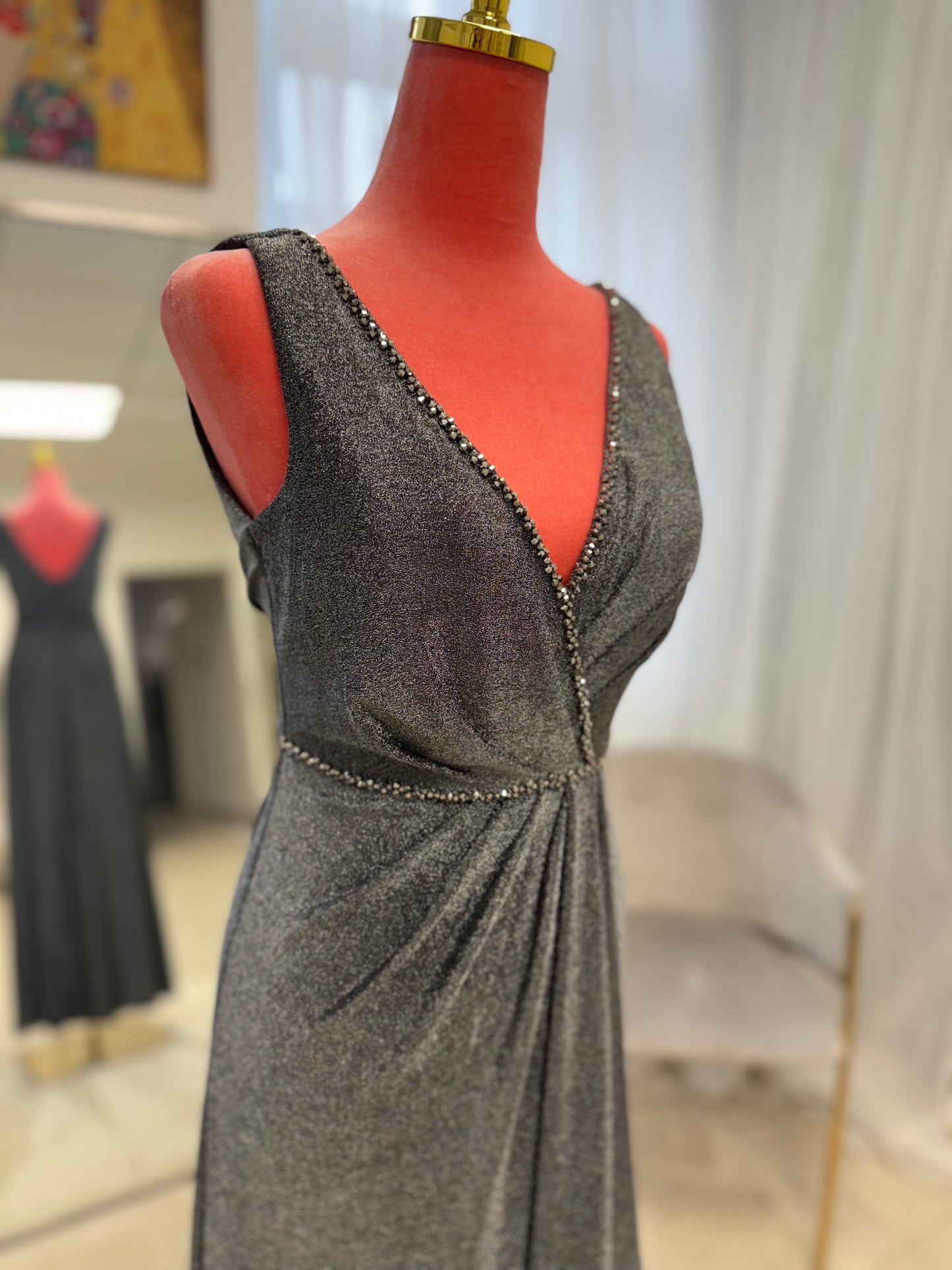 Zeitloses Abendkleid mit V-Ausschnitt und feinen Schmuckdetails