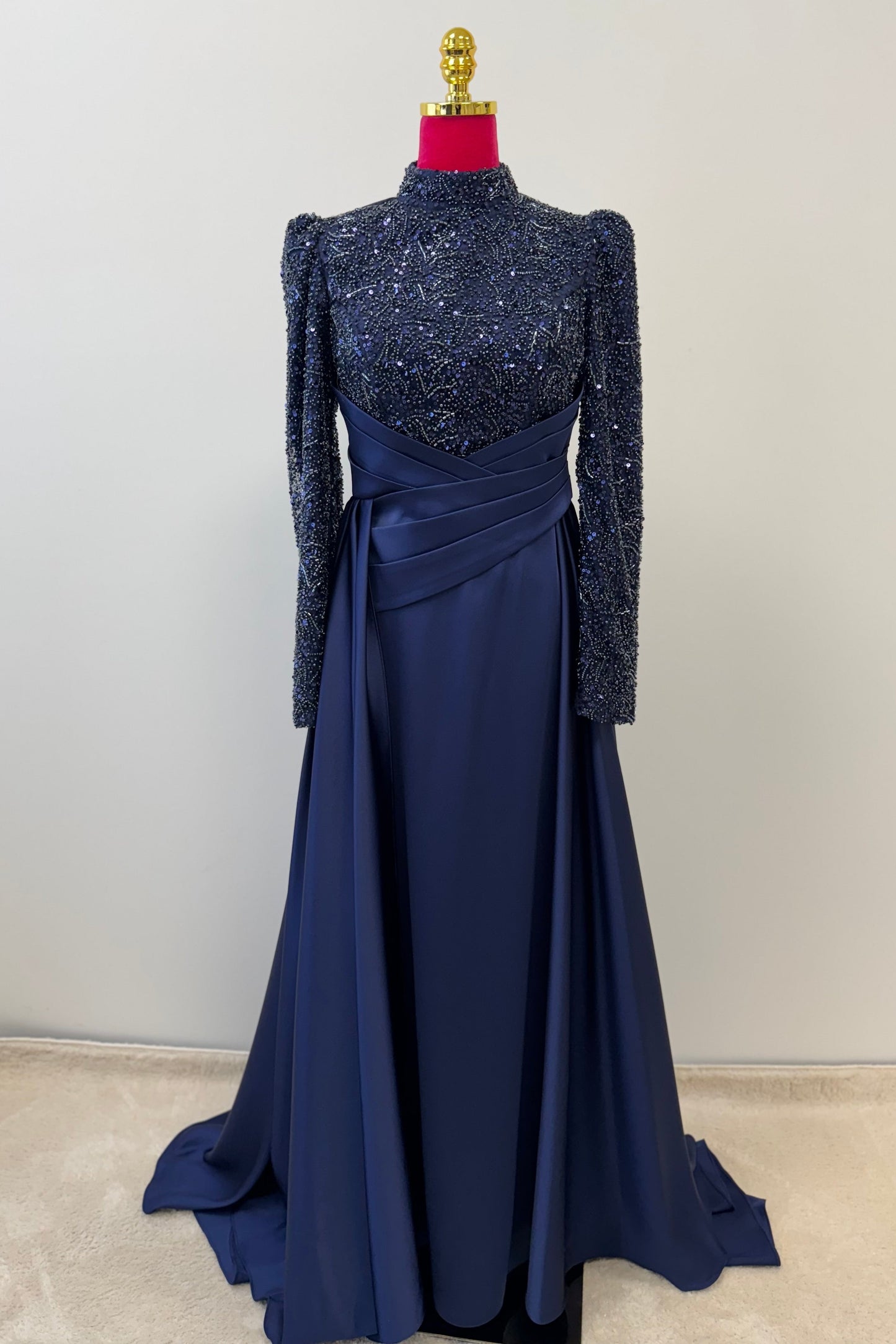 Elegantes Hijabi-Abendkleid mit funkelnden Perlenstickereien