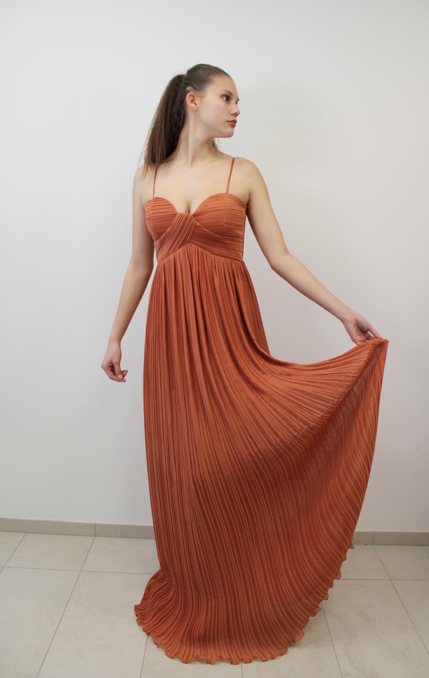 Plissiertes Maxikleid mit fließender Silhouette RO-8001 RO-8002 RO-8003