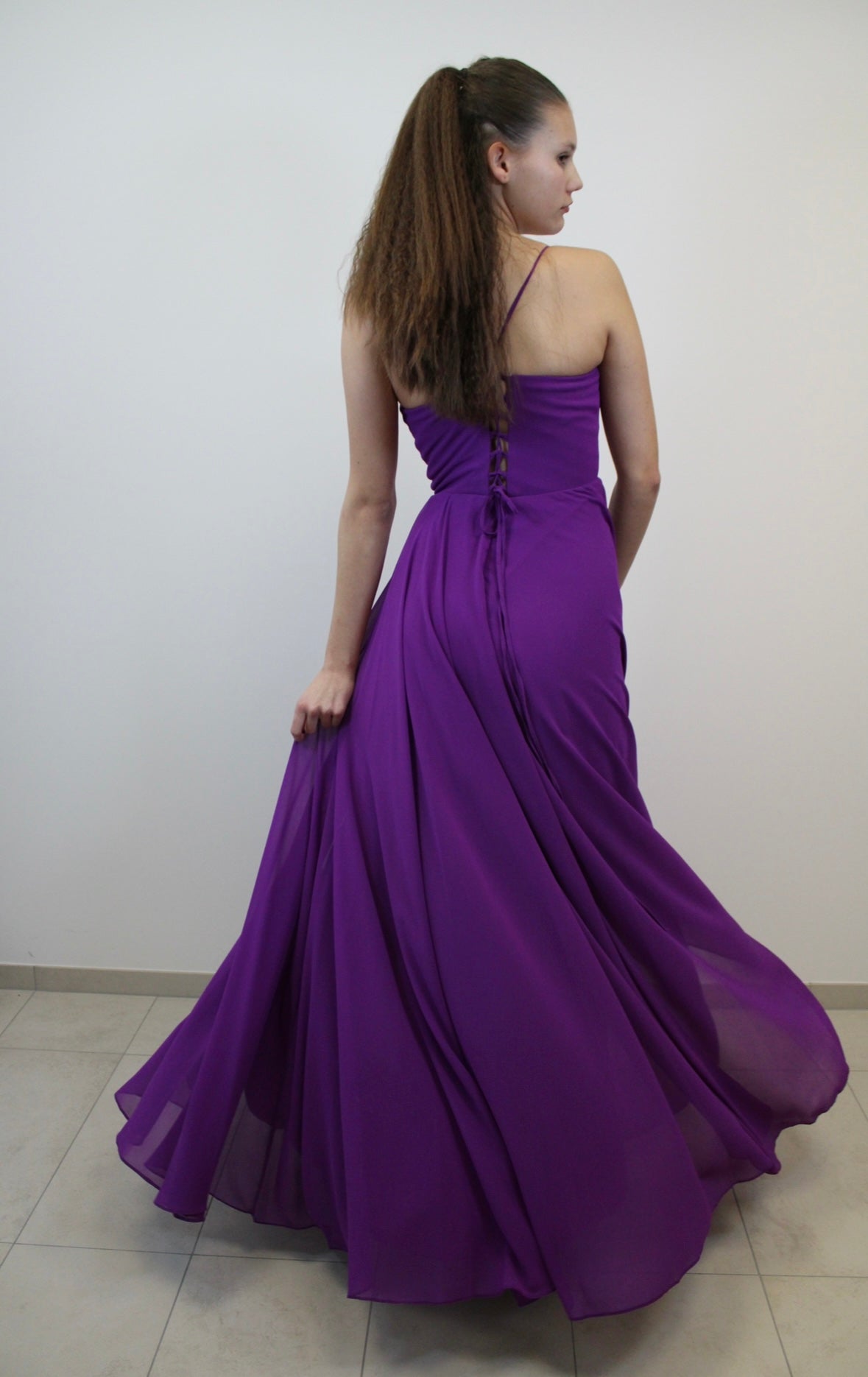 Fließendes Abendkleid mit zarter Schnürung