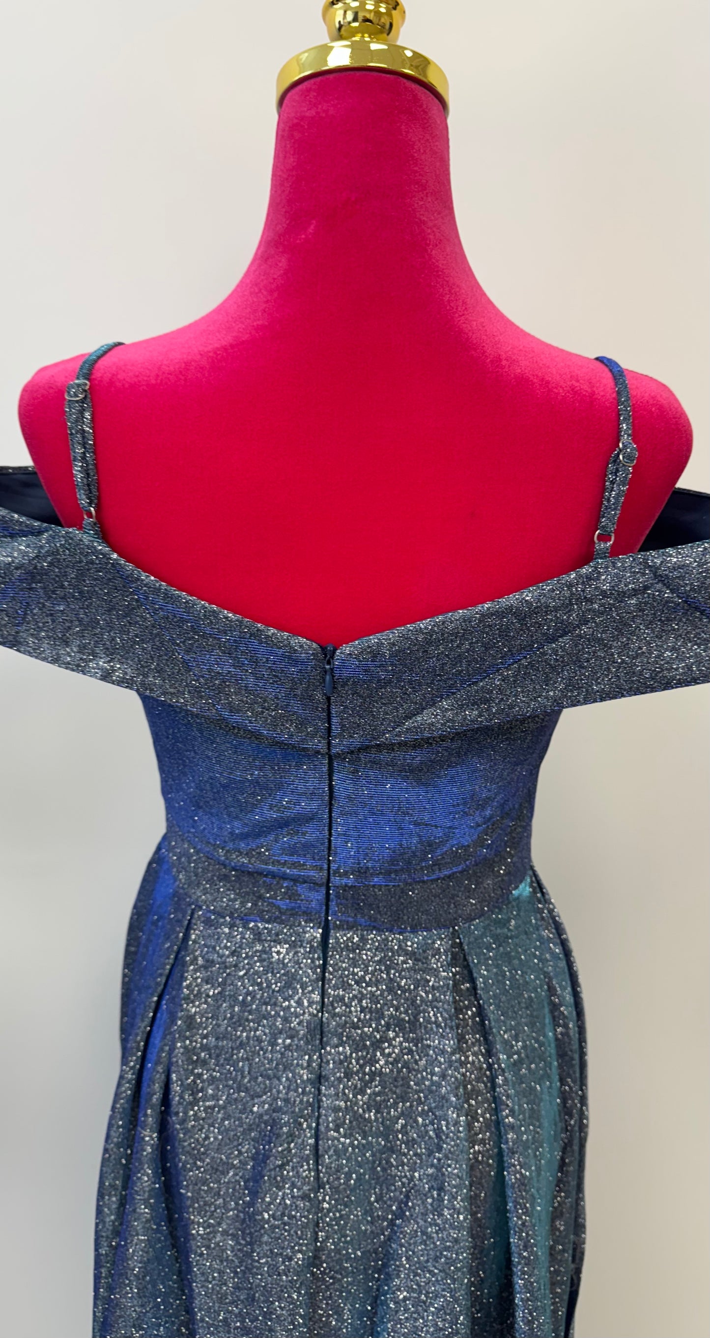 Glänzendes Abendkleid mit Off-Shoulder-Trägern