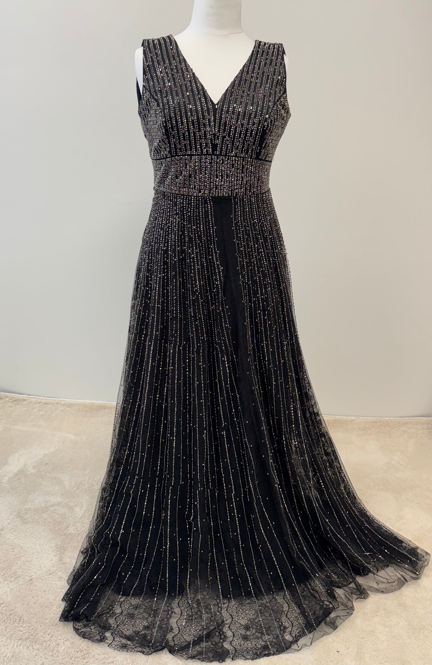 Glamouröses Maxikleid mit tiefem V-Ausschnitt und Glitzerakzenten