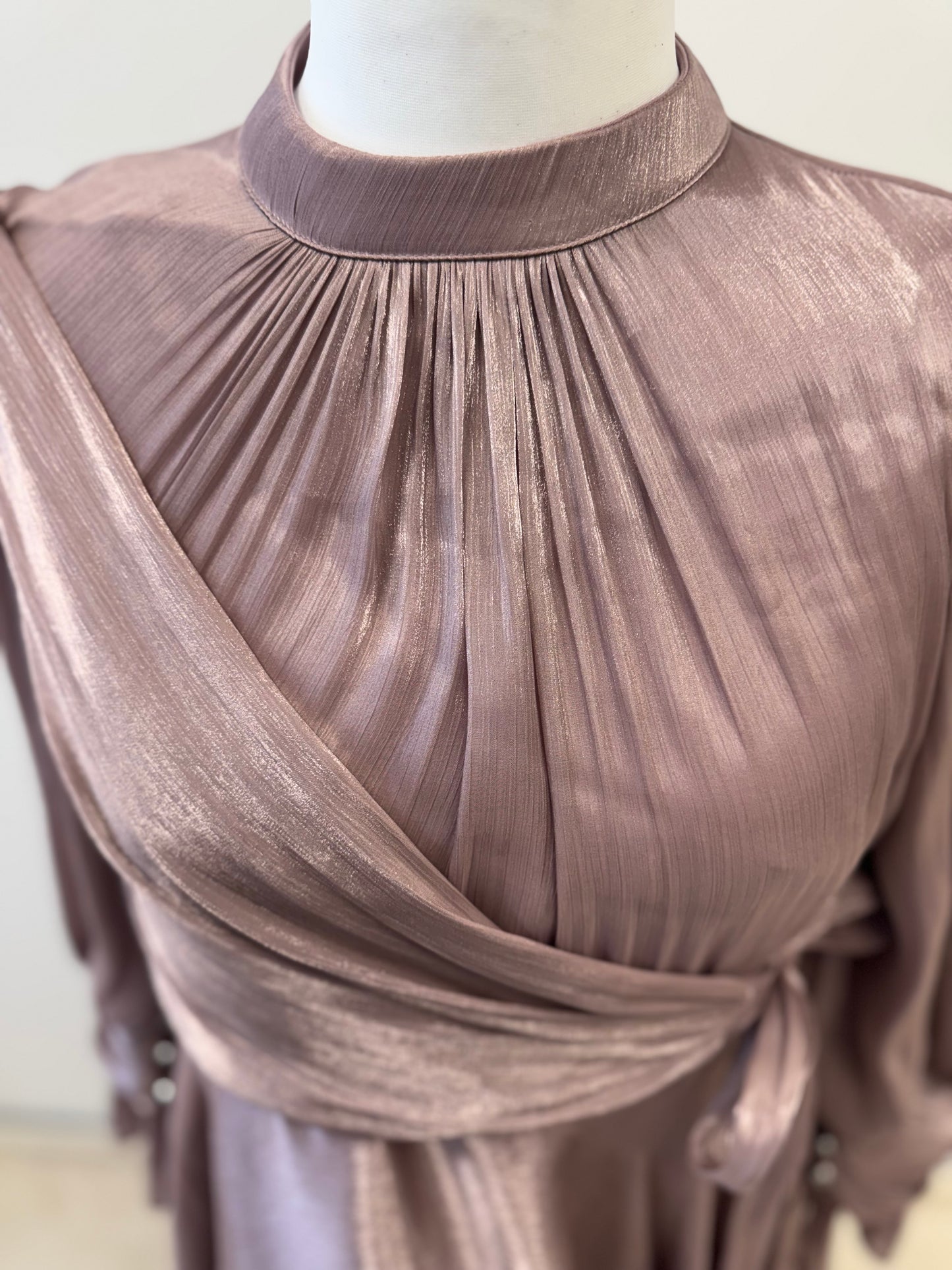 Elegantes Hijabi-Abendkleid mit edlem Schimmer