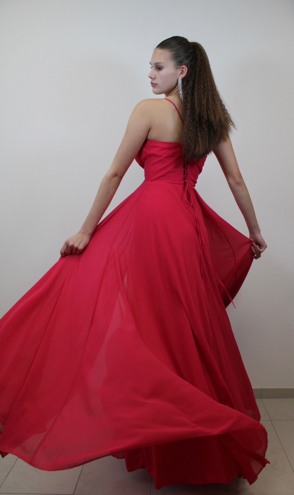 Fließendes Abendkleid mit zarter Schnürung