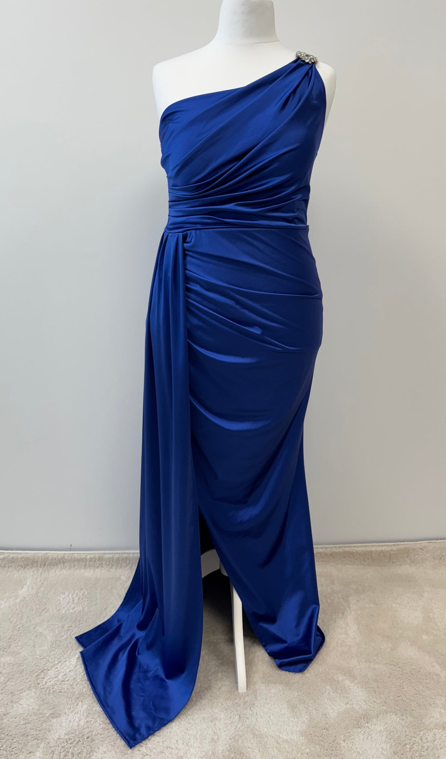 Elegantes One-Shoulder-Abendkleid mit Strassdetail