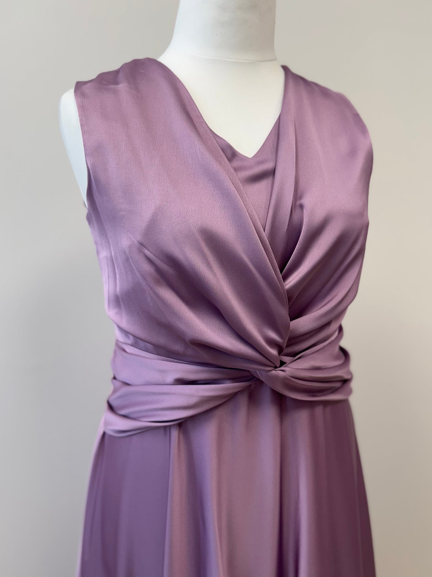 Elegantes Abendkleid mit Drapiertem Knoten-Design