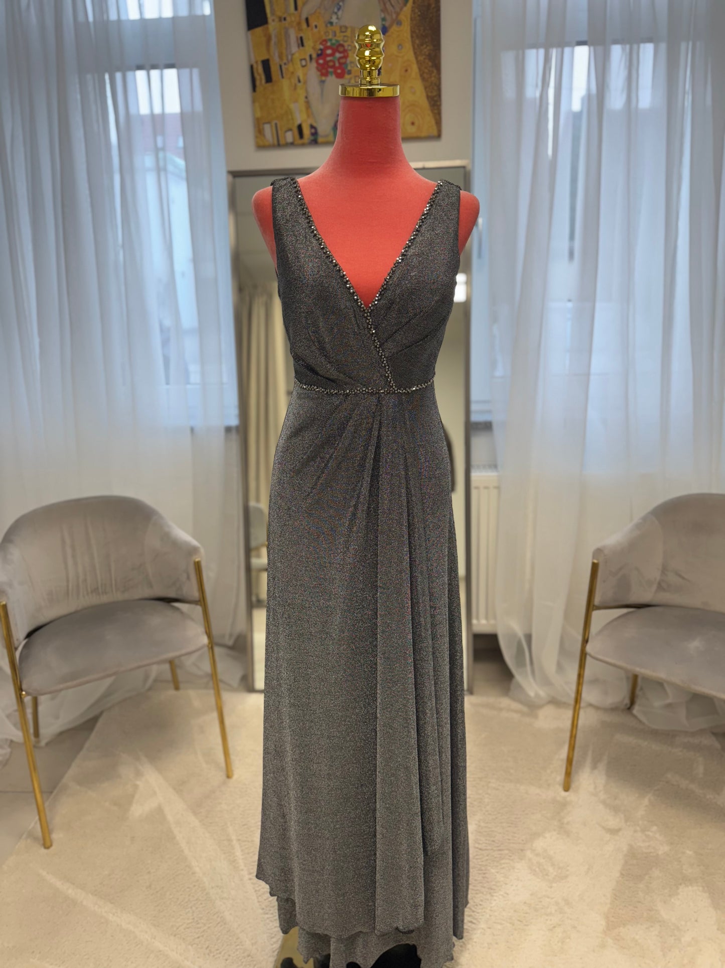 Zeitloses Abendkleid mit V-Ausschnitt und feinen Schmuckdetails