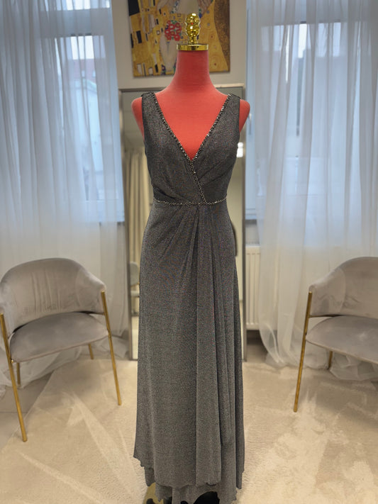 Zeitloses Abendkleid mit V-Ausschnitt und feinen Schmuckdetails