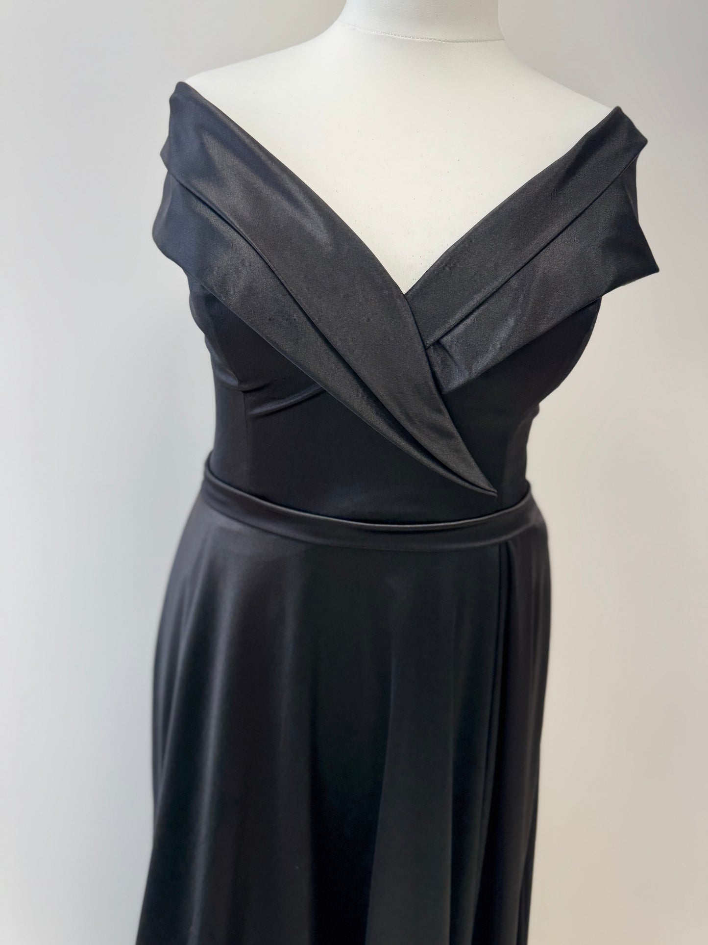 Elegantes Off-Shoulder-Abendkleid mit fließendem Rock und Beinschlitz