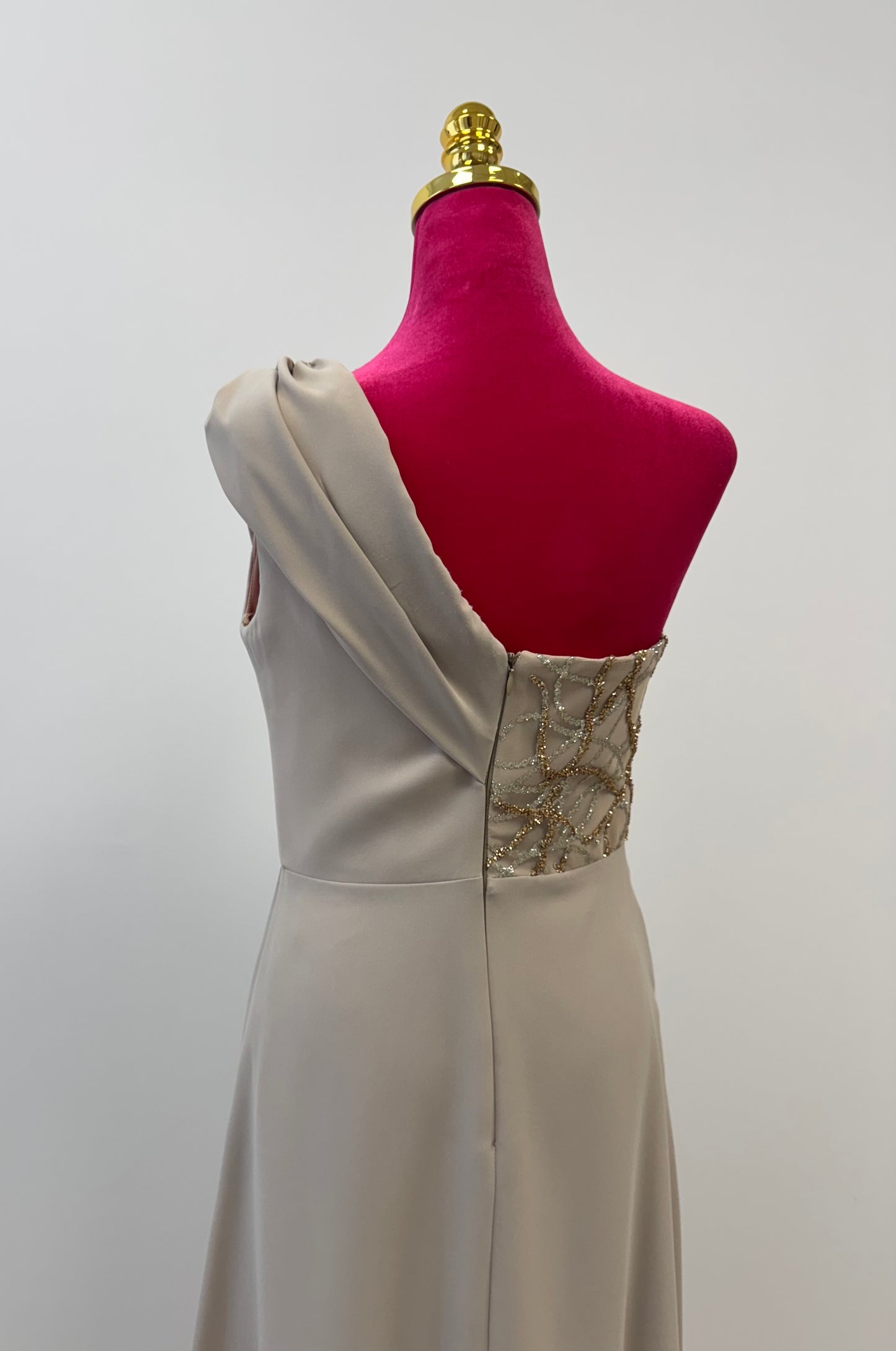 Asymmetrisches Kleid