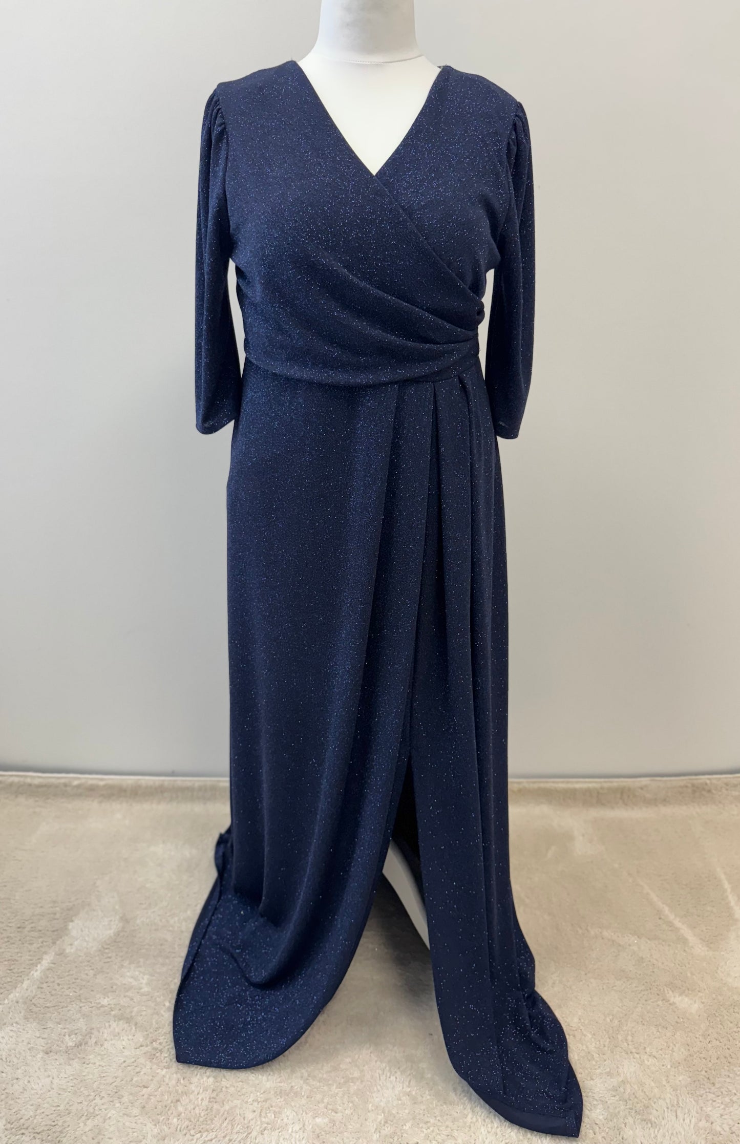 Schimmerndes Abendkleid mit femininer Silhouette