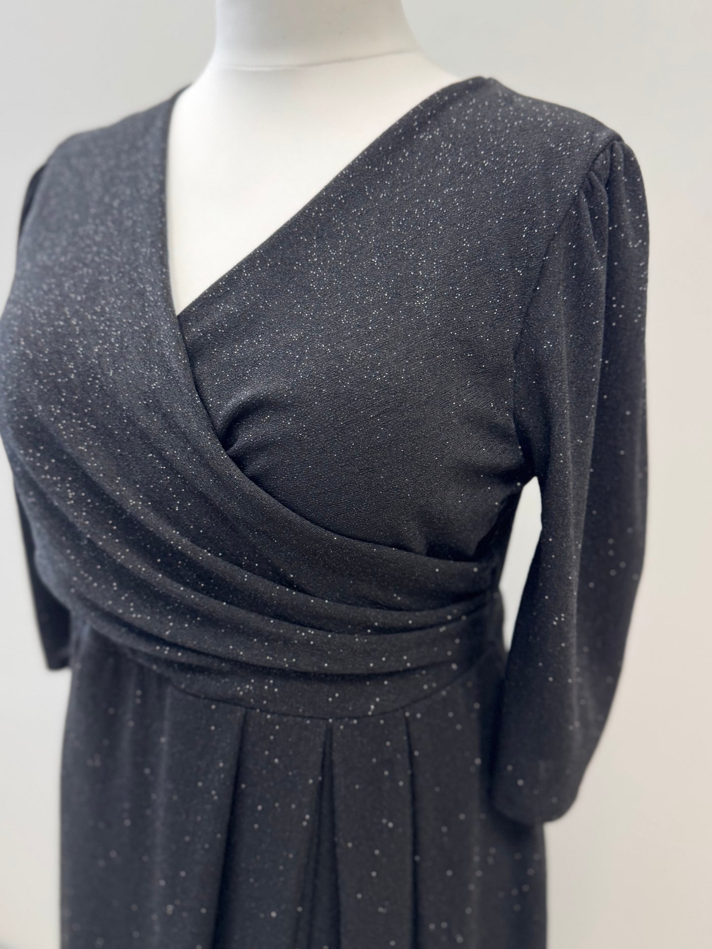 Schimmerndes Abendkleid mit femininer Silhouette