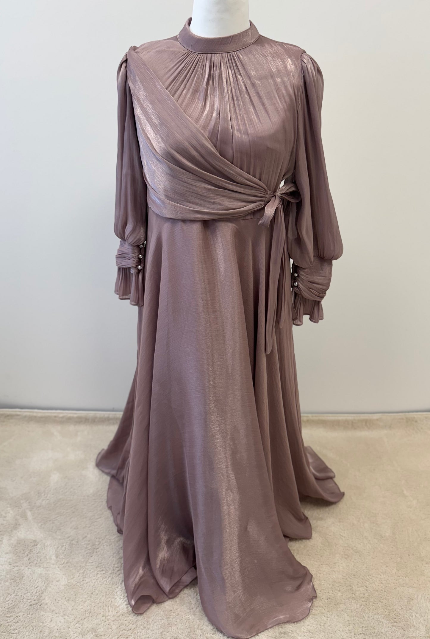 Elegantes Hijabi-Abendkleid mit edlem Schimmer