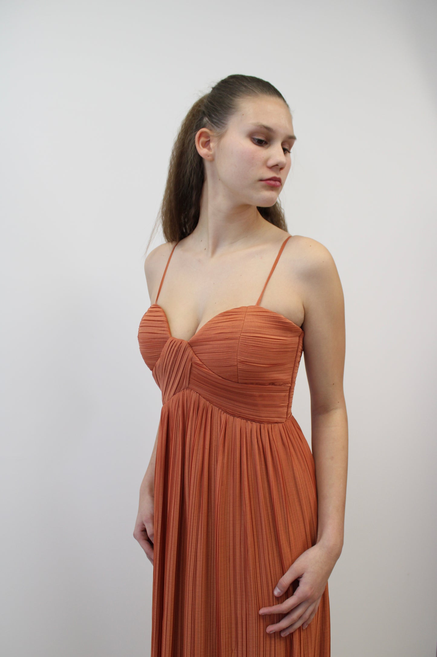 Plissiertes Maxikleid mit fließender Silhouette RO-8001 RO-8002 RO-8003