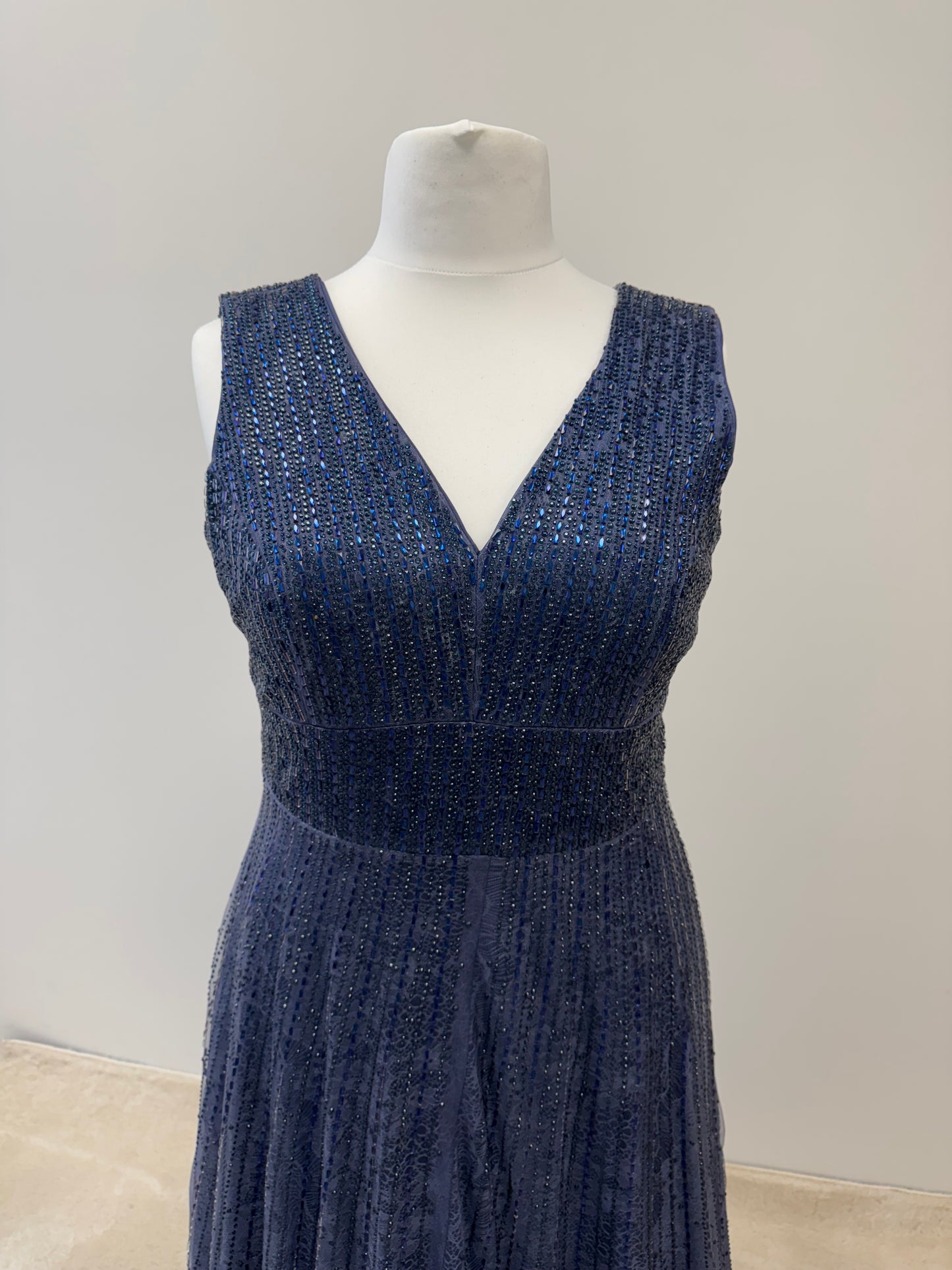 Glamouröses Maxikleid mit tiefem V-Ausschnitt und Glitzerakzenten