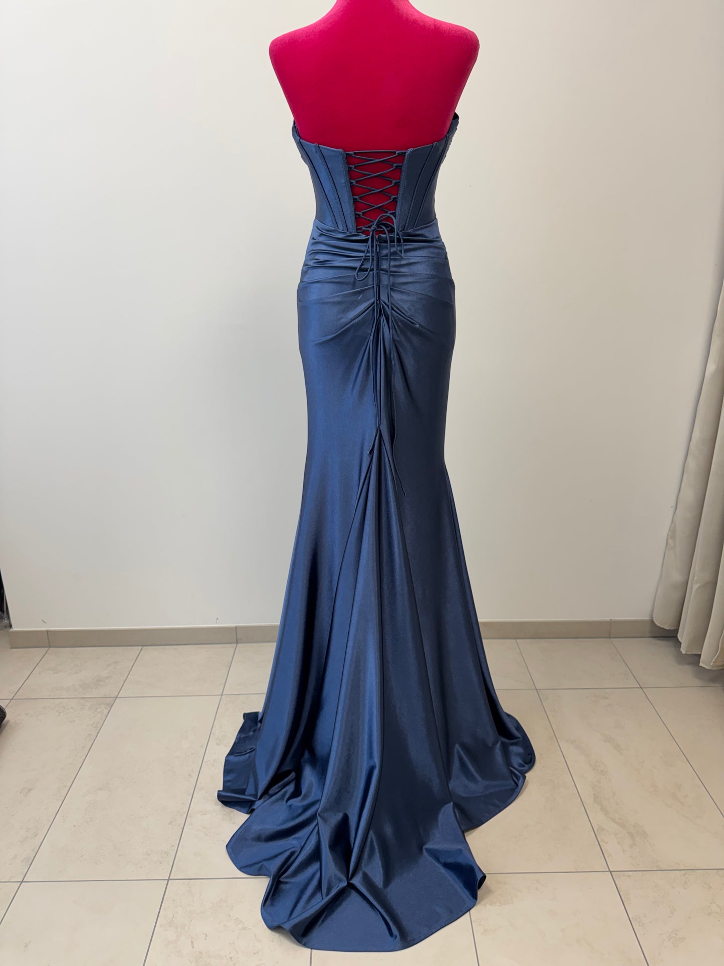 Elegantes trägerloses Abendkleid mit strukturierter Corsage INV-80002 INV-80001