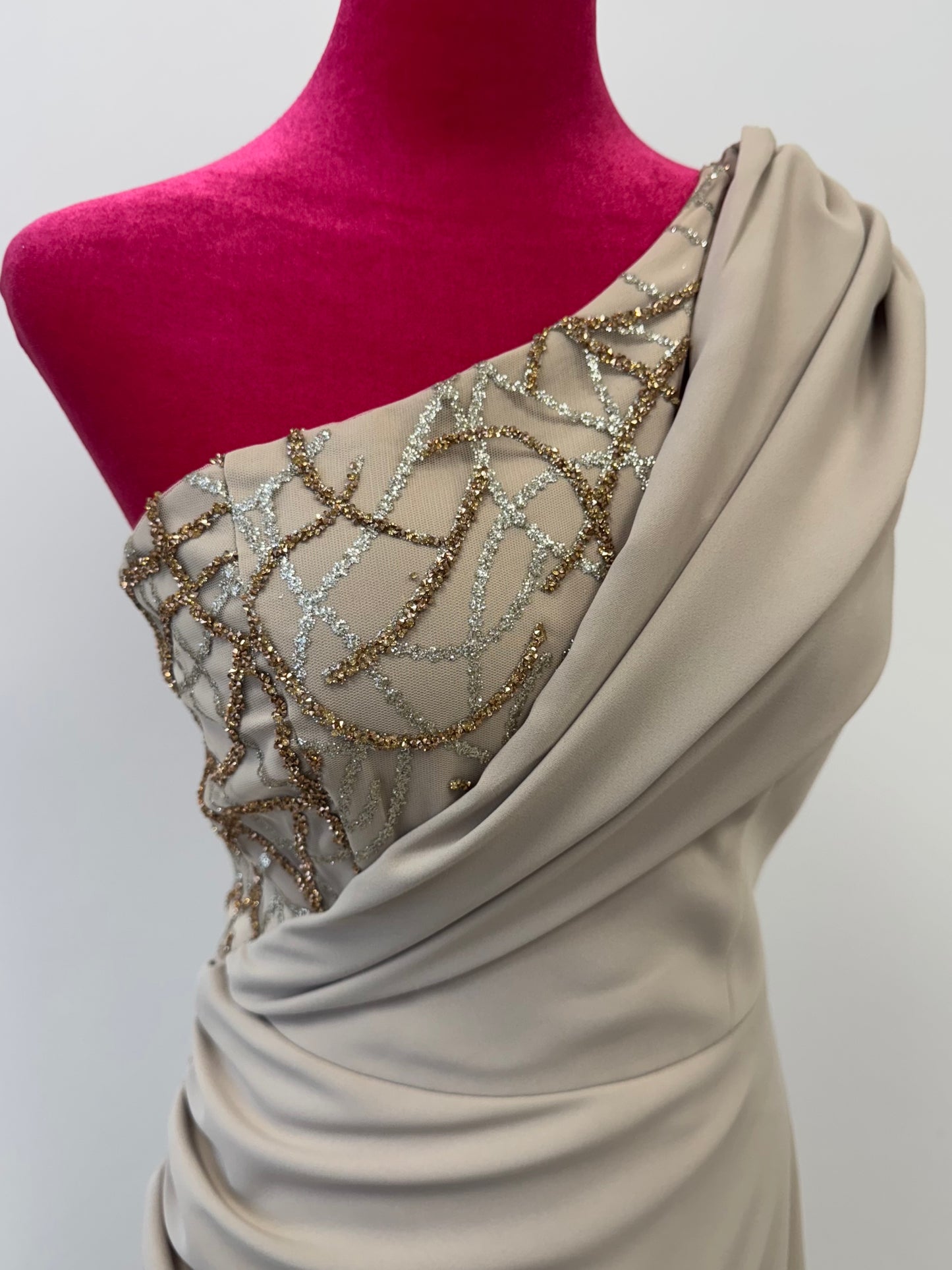 Asymmetrisches Kleid