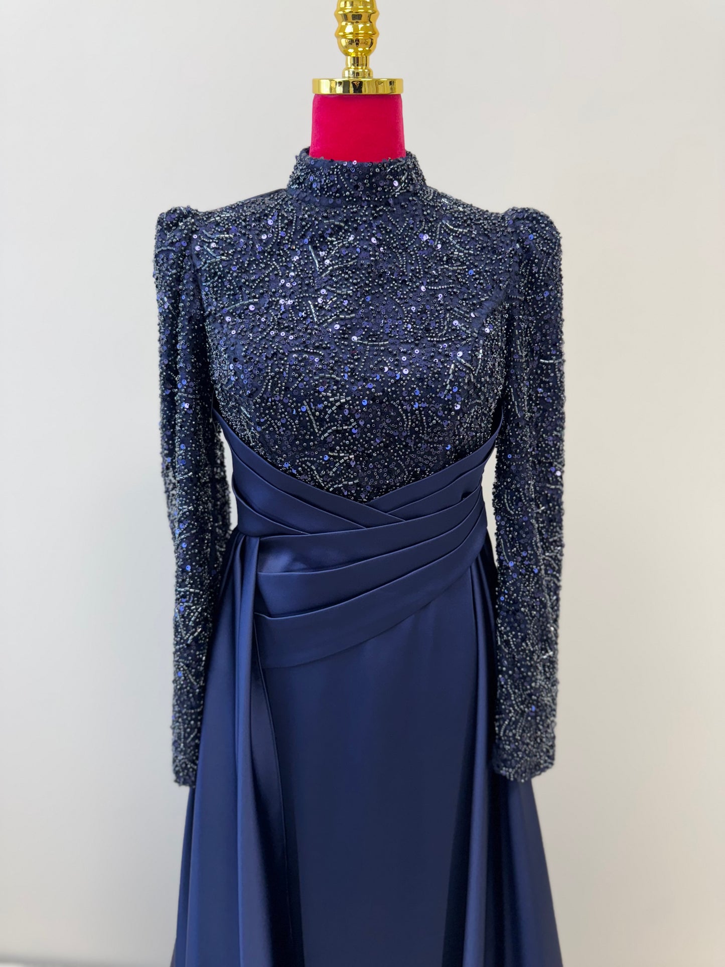 Elegantes Hijabi-Abendkleid mit funkelnden Perlenstickereien