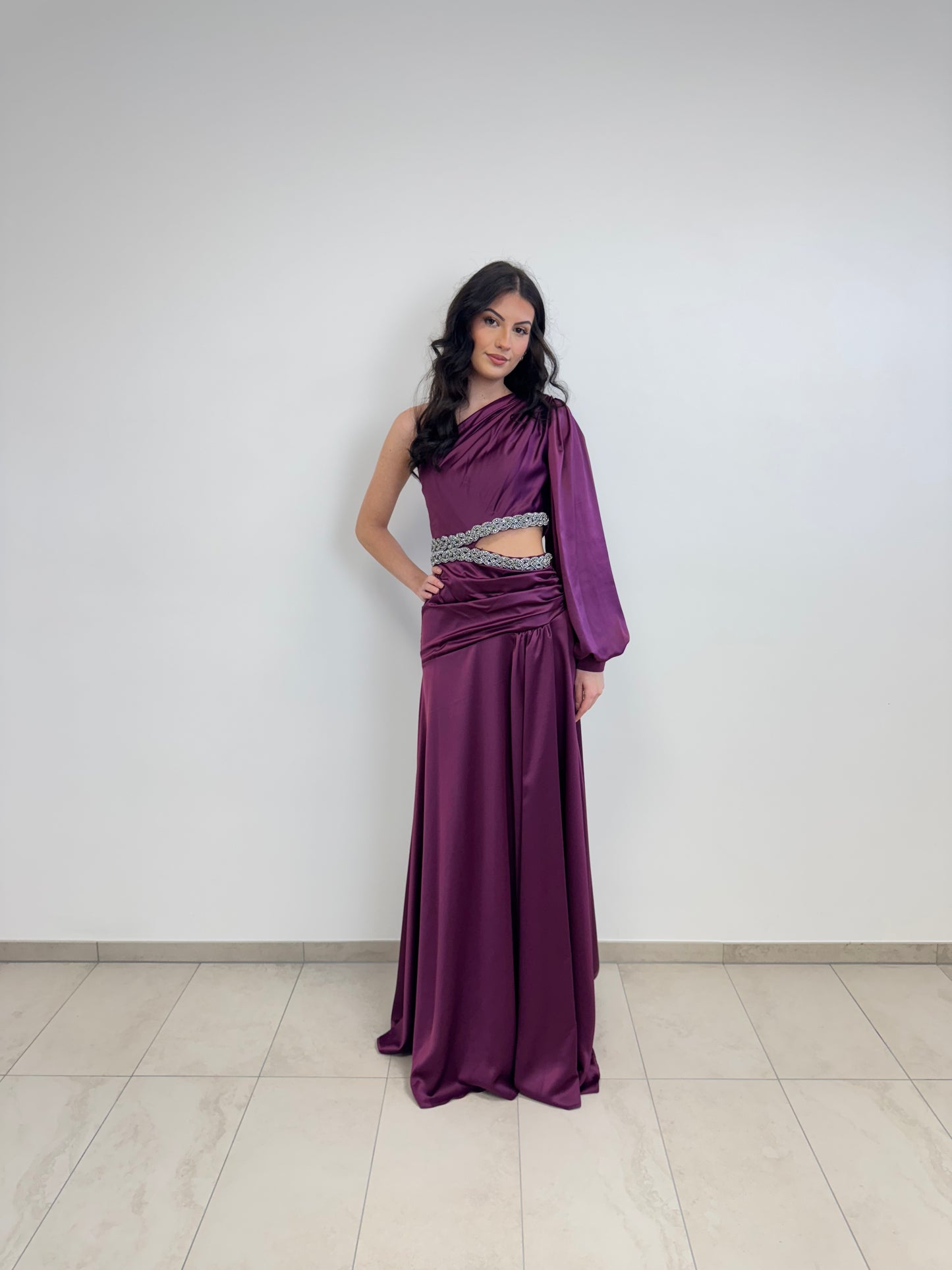 Asymmetrisches Kleid mit einem Ärmel