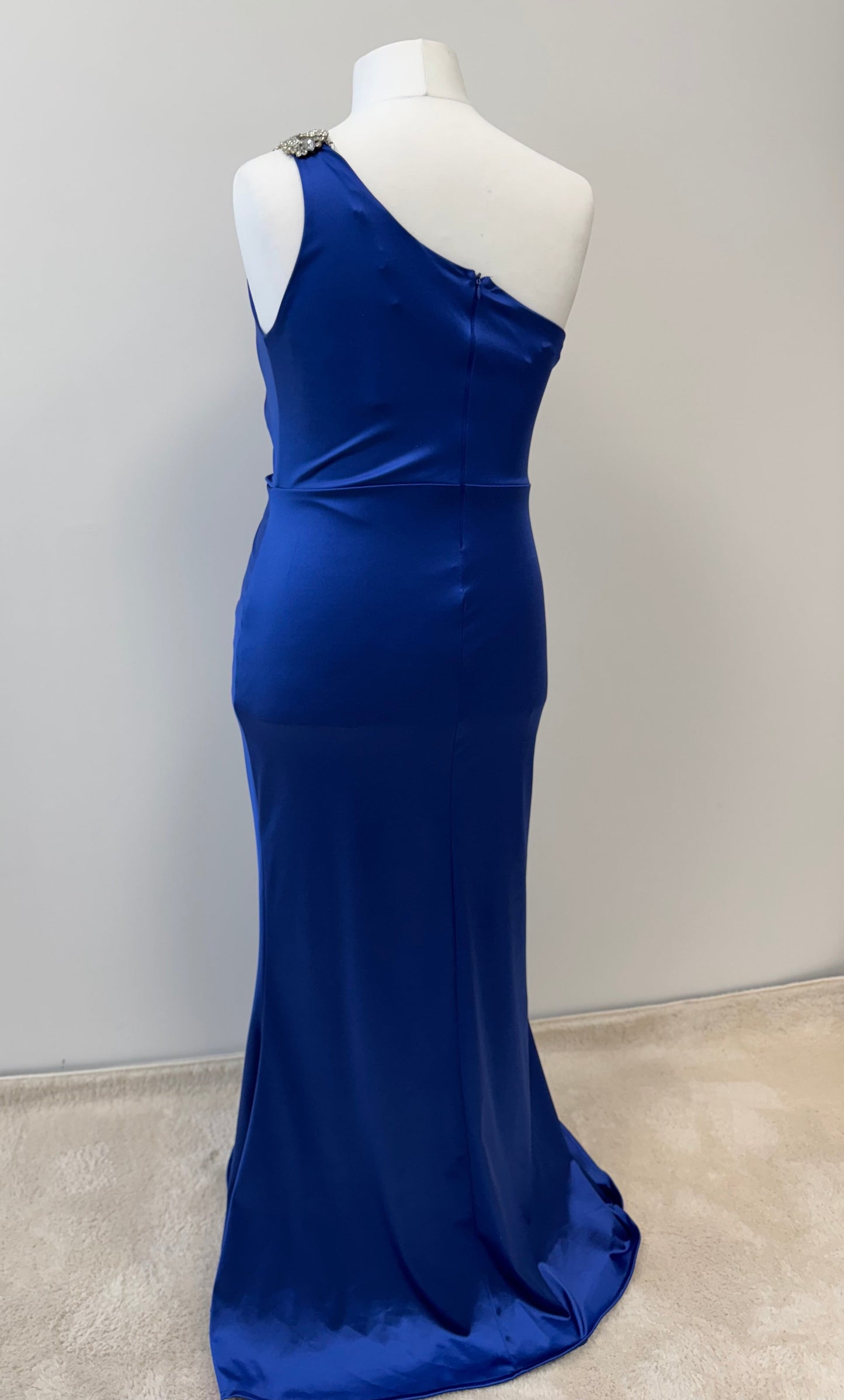 Elegantes One-Shoulder-Abendkleid mit Strassdetail