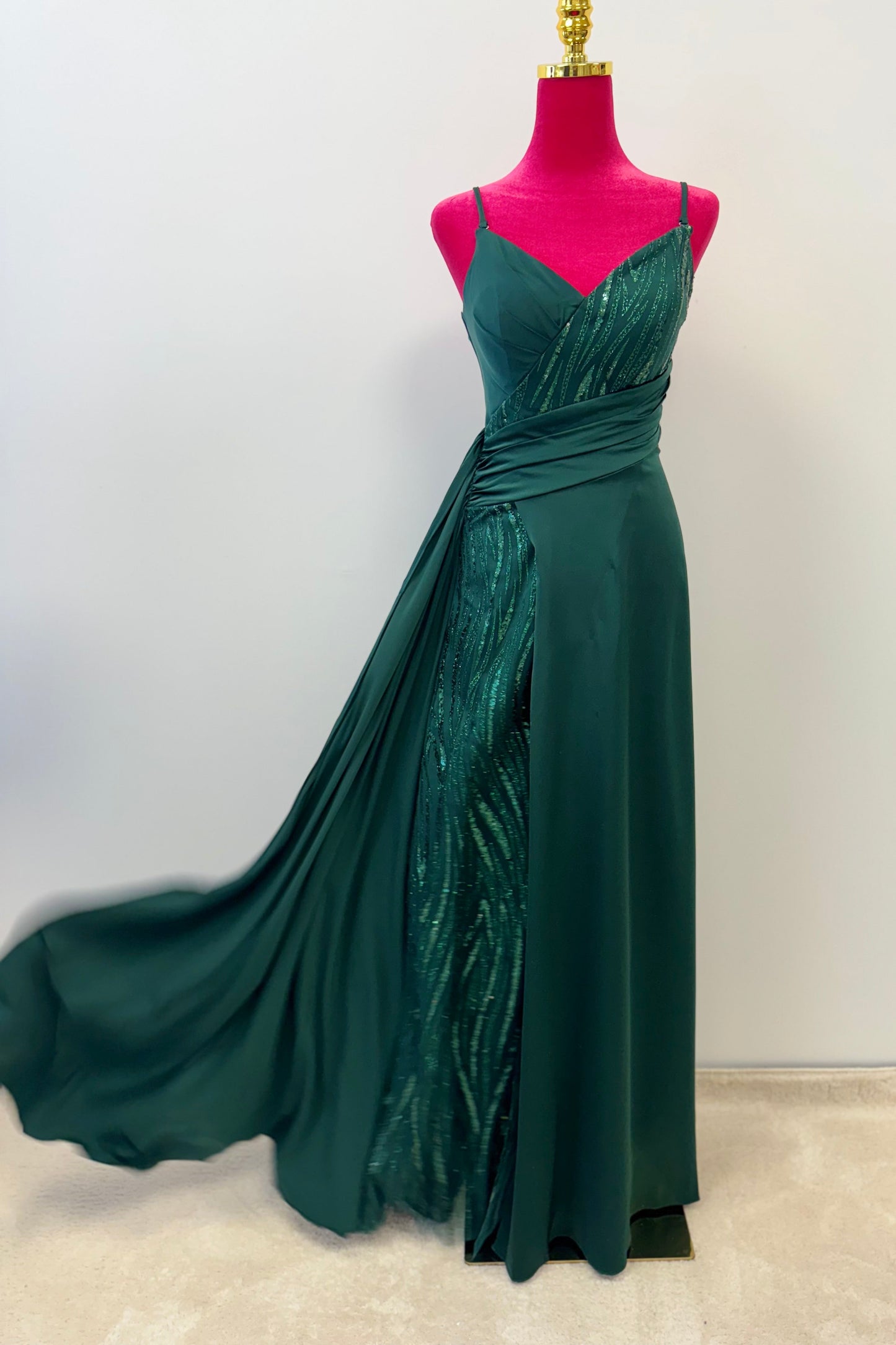 Smaragdgrünes Abendkleid mit Beinschlitz & Drapierung