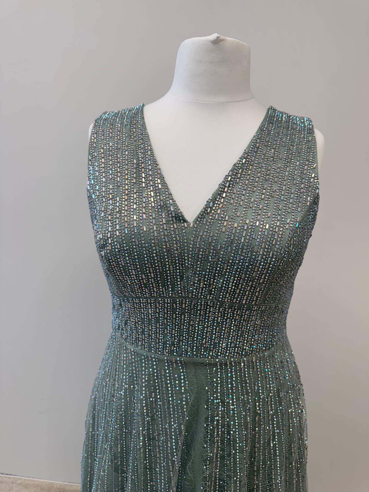 Glamouröses Maxikleid mit tiefem V-Ausschnitt und Glitzerakzenten