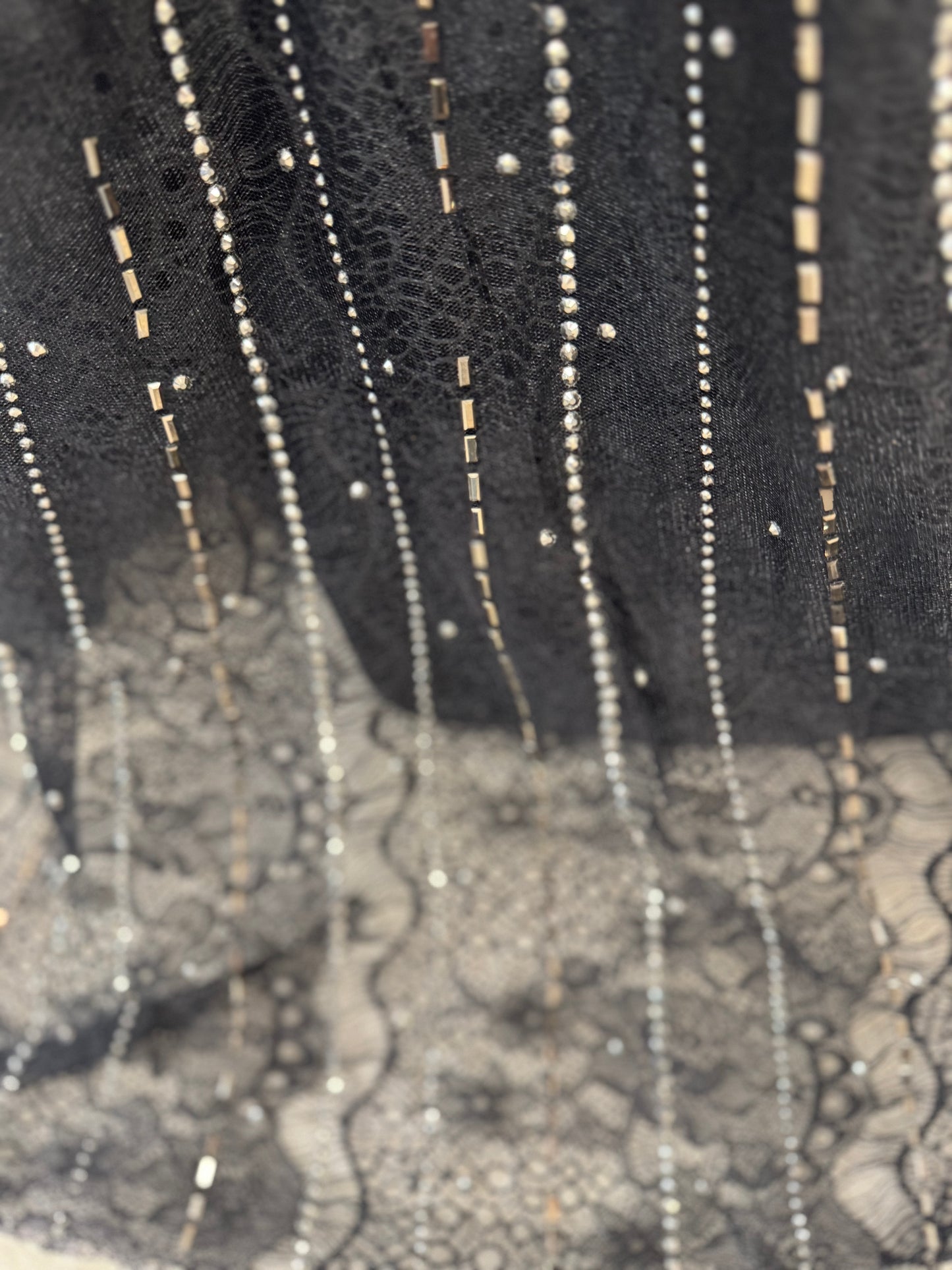 Glamouröses Maxikleid mit tiefem V-Ausschnitt und Glitzerakzenten