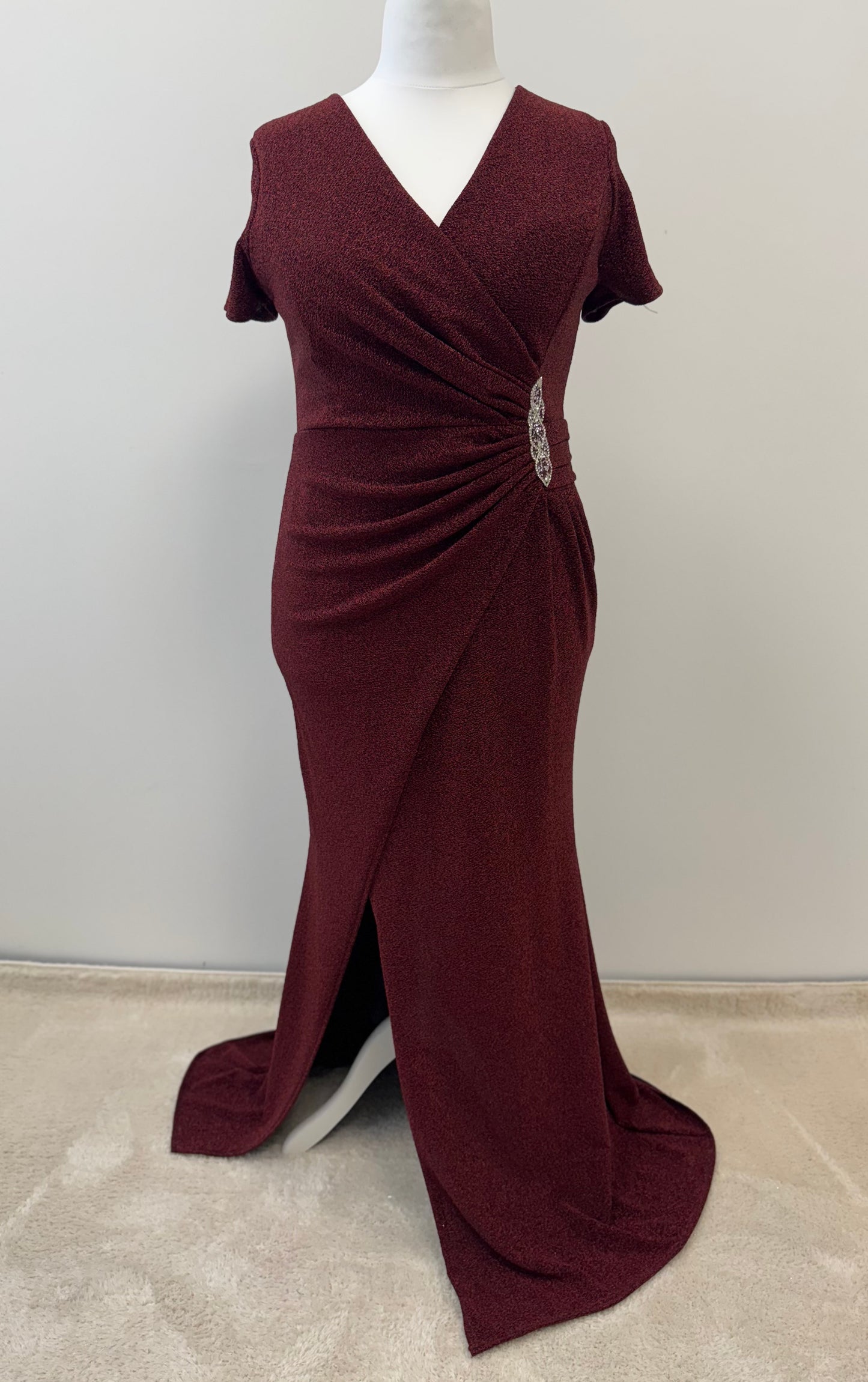 Elegantes Abendkleid mit Wickeloptik und Strassdetail