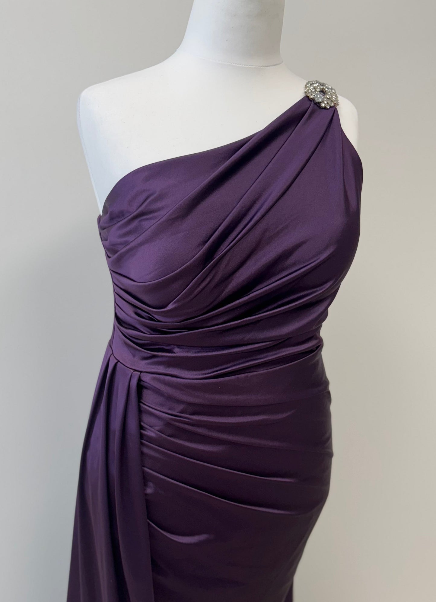 Elegantes One-Shoulder-Abendkleid mit Strassdetail