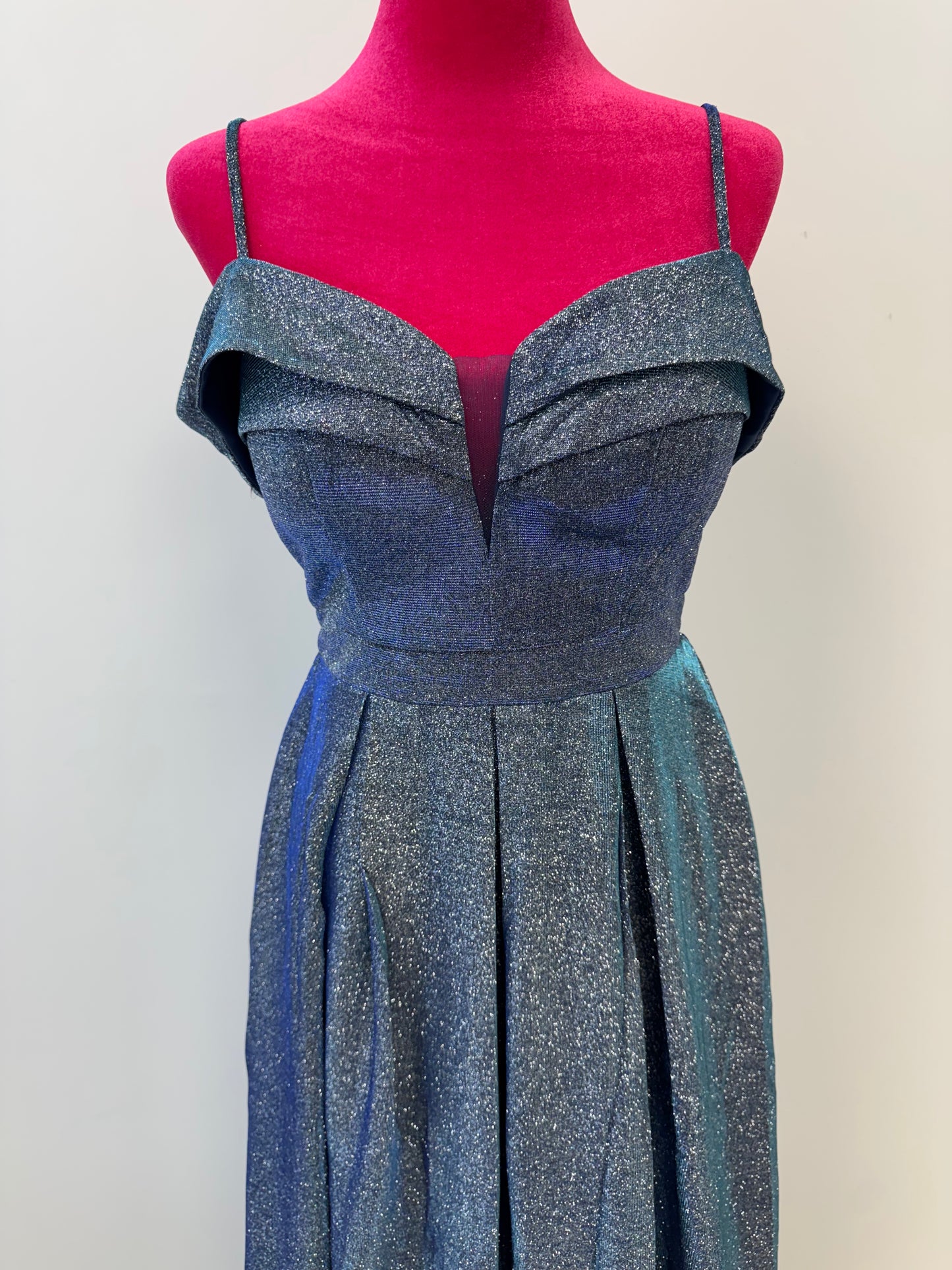 Glänzendes Abendkleid mit Off-Shoulder-Trägern