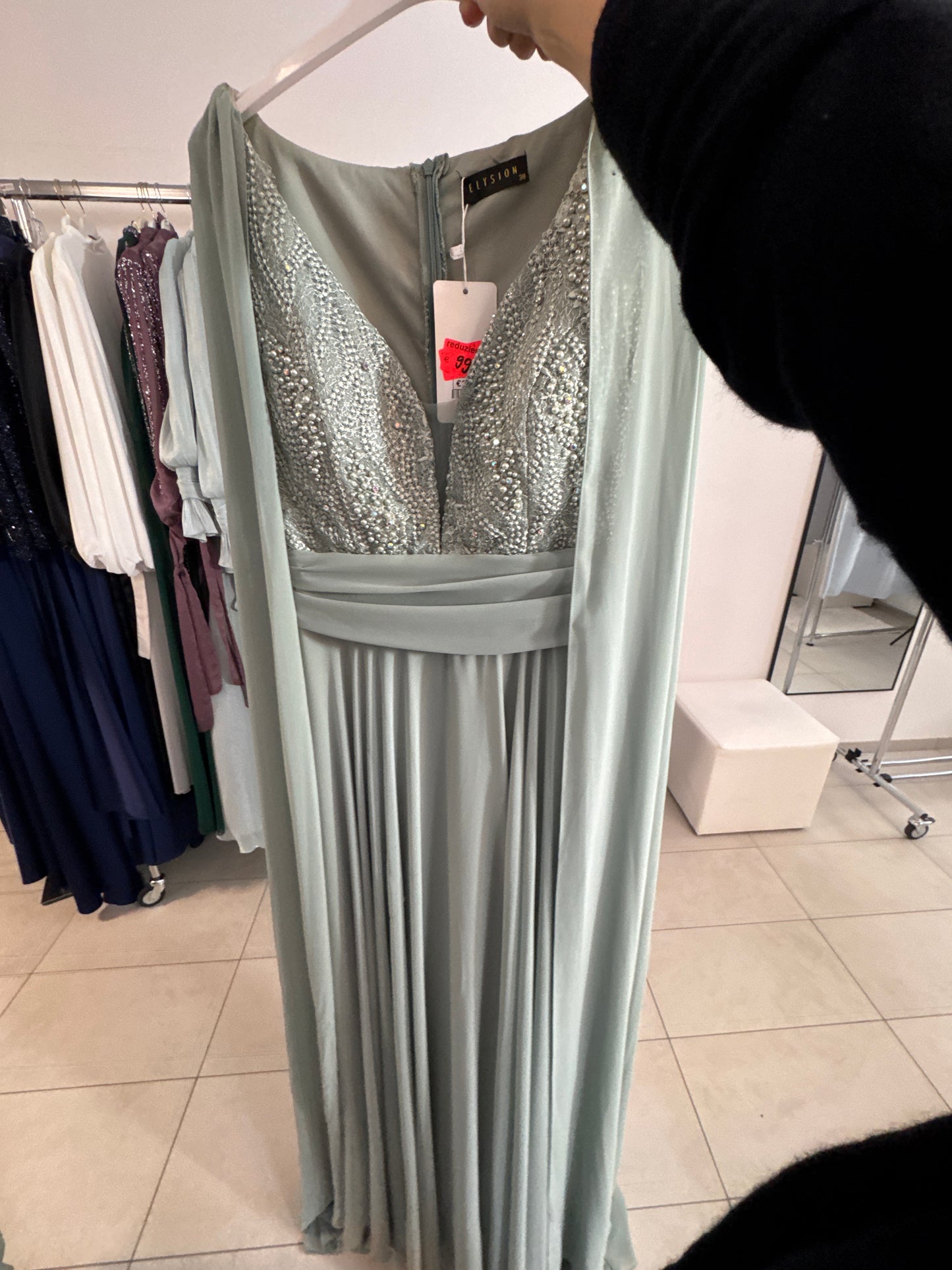 Abendkleid mit funkelnder Verzierung und fließenden Chiffonbahnen E-2006 E-2005
