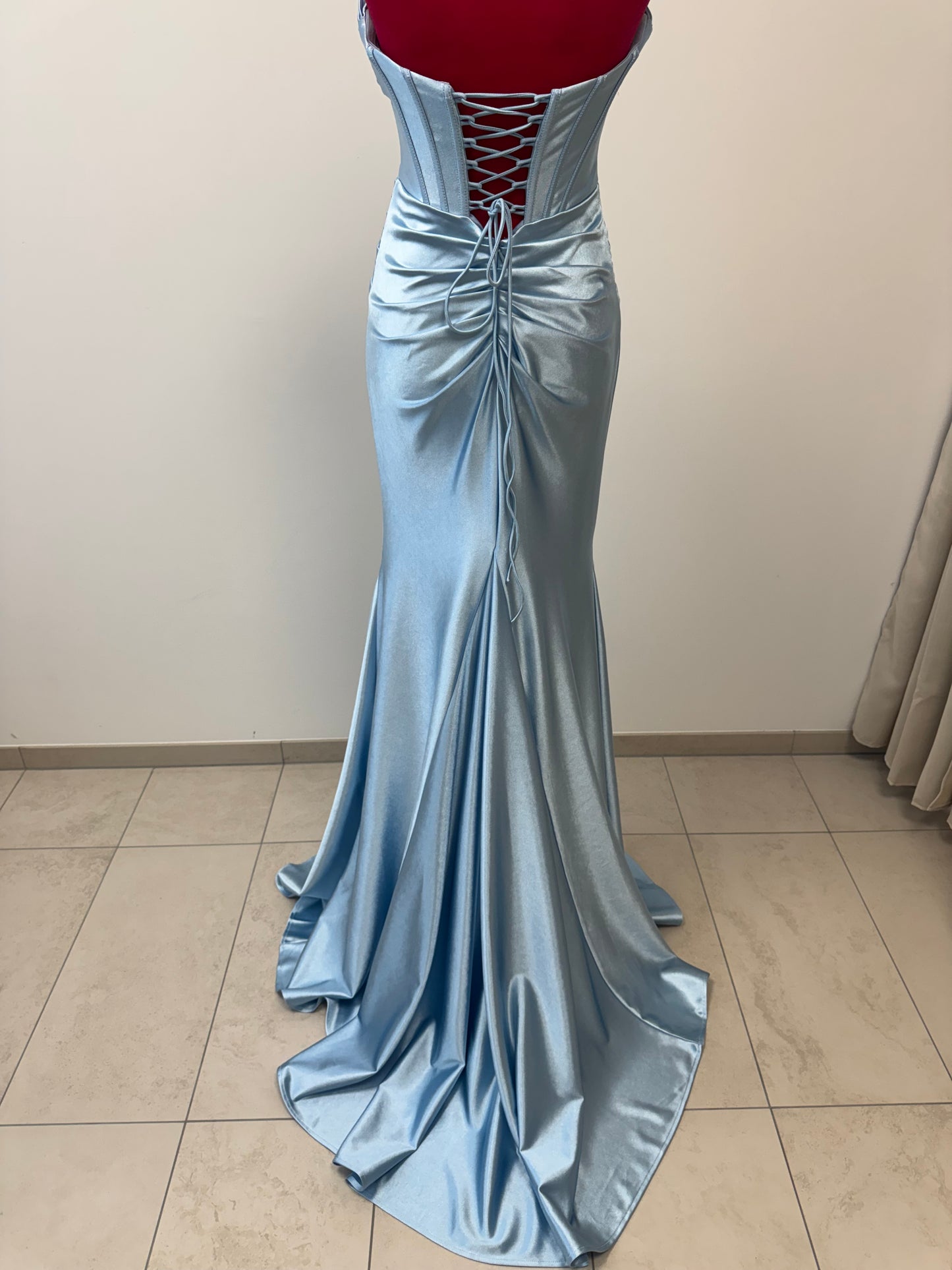 Elegantes trägerloses Abendkleid mit strukturierter Corsage INV-80002 INV-80001