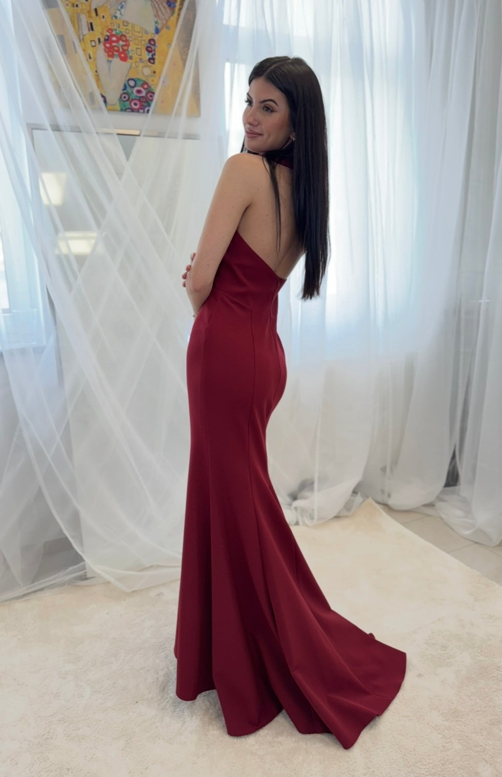 Elegantes Abendkleid mit tiefem V-Ausschnitt