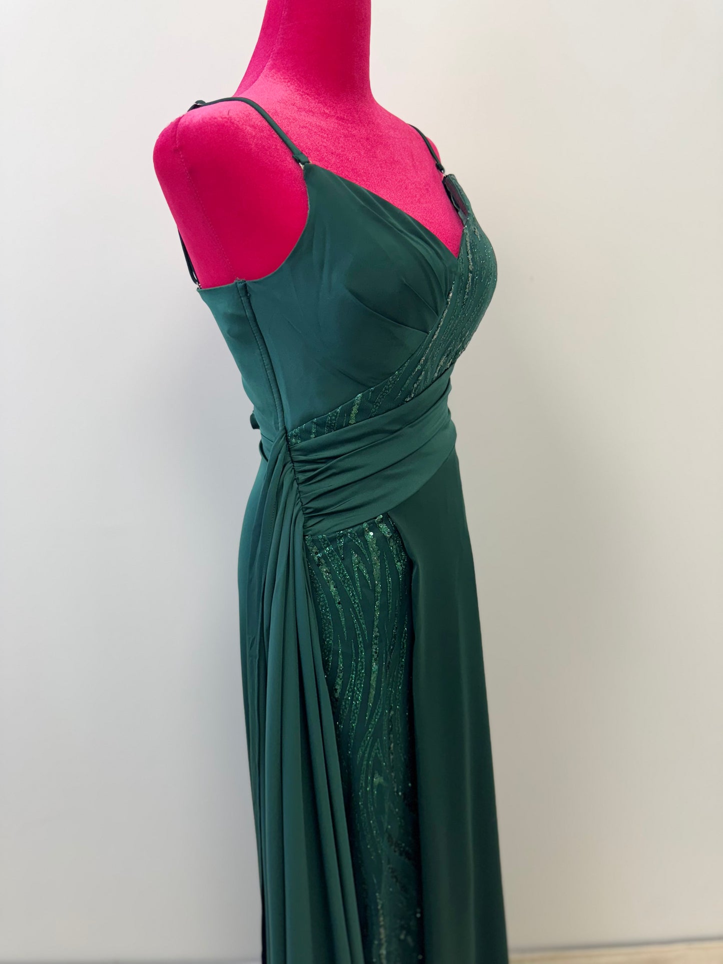 Smaragdgrünes Abendkleid mit Beinschlitz & Drapierung