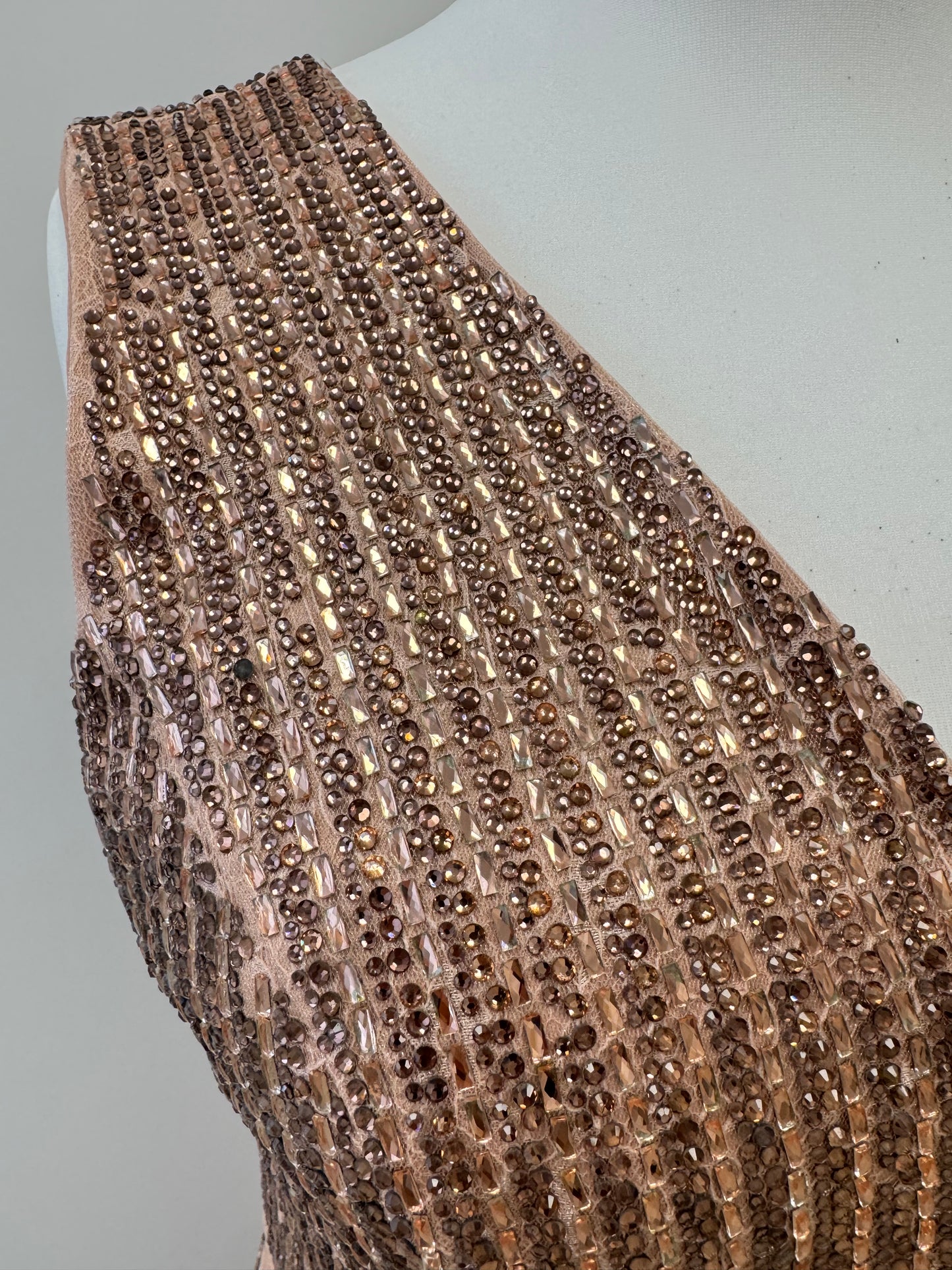 Glamouröses Maxikleid mit tiefem V-Ausschnitt und Glitzerakzenten