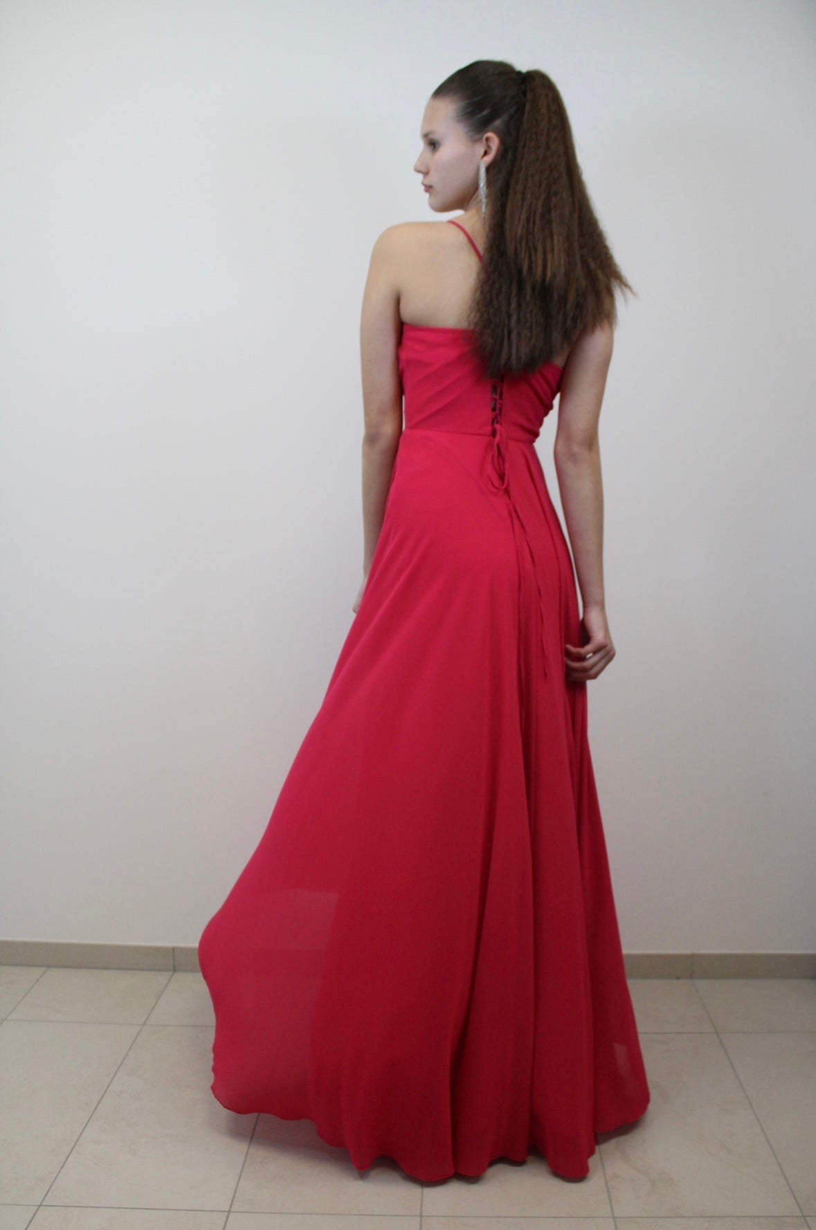 Fließendes Abendkleid mit zarter Schnürung