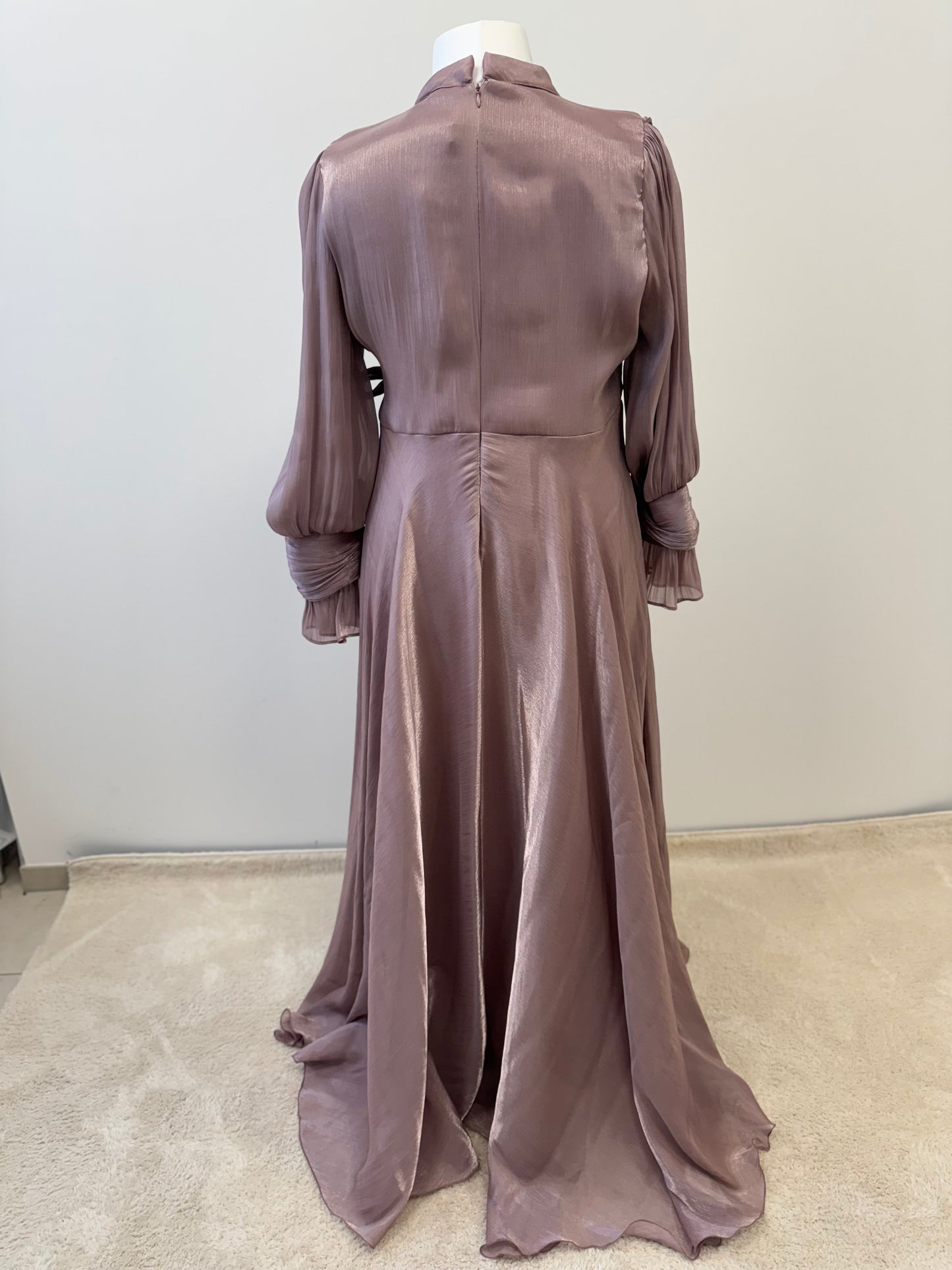 Elegantes Hijabi-Abendkleid mit edlem Schimmer
