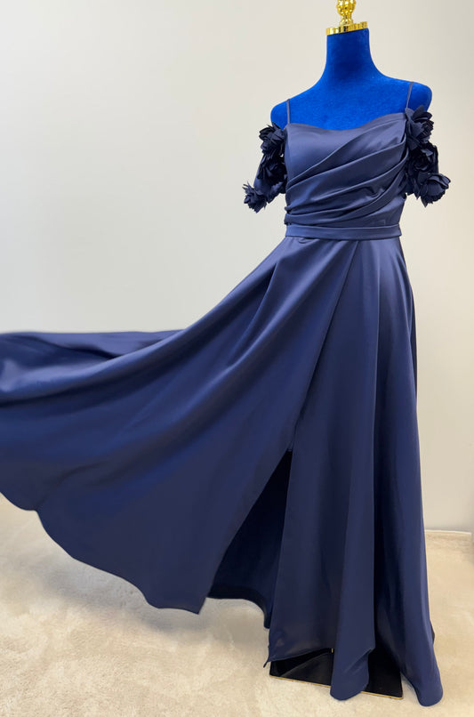 Elegantes Abendkleid mit floralen Off-Shoulder-Details