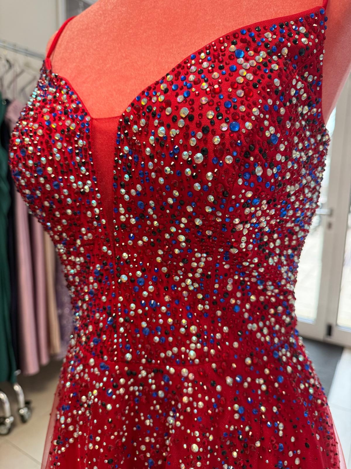 Elegantes Abendkleid mit funkelnder Steinverzierung