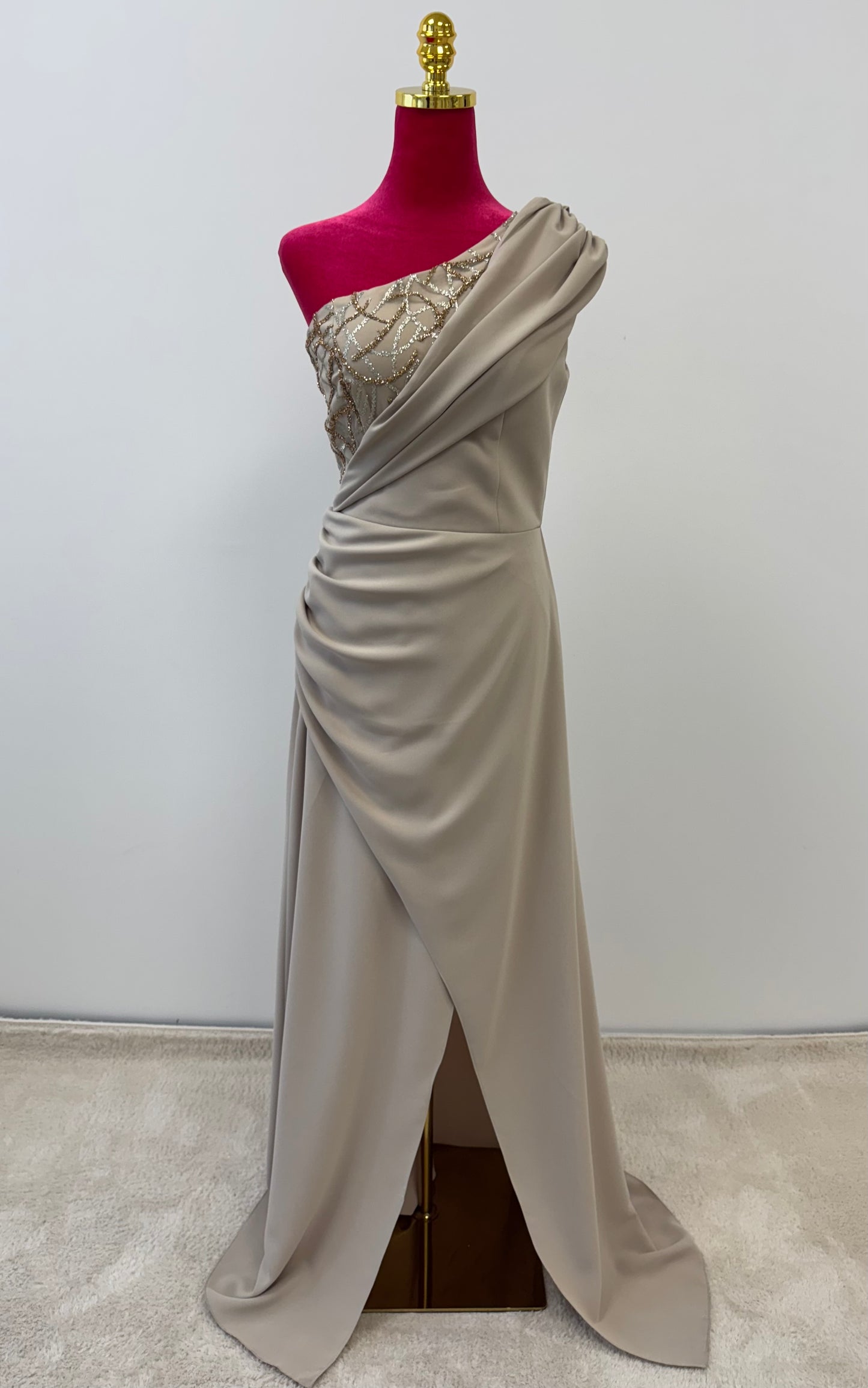 Asymmetrisches Kleid