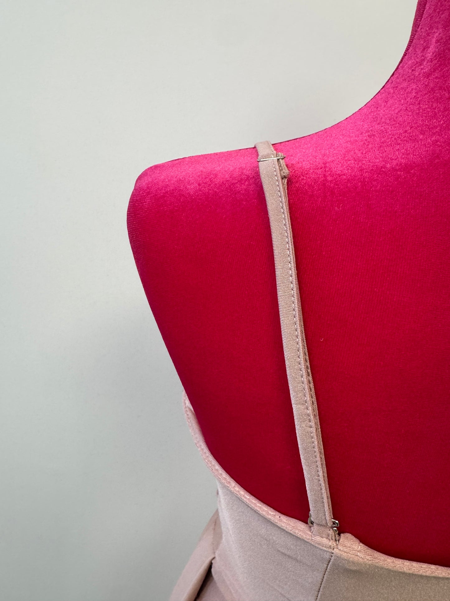 Elegantes Abendkleid aus Satin mit hohem Schlitz