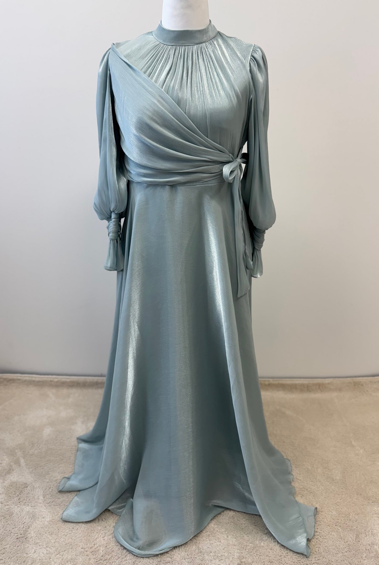 Elegantes Hijabi-Abendkleid mit edlem Schimmer