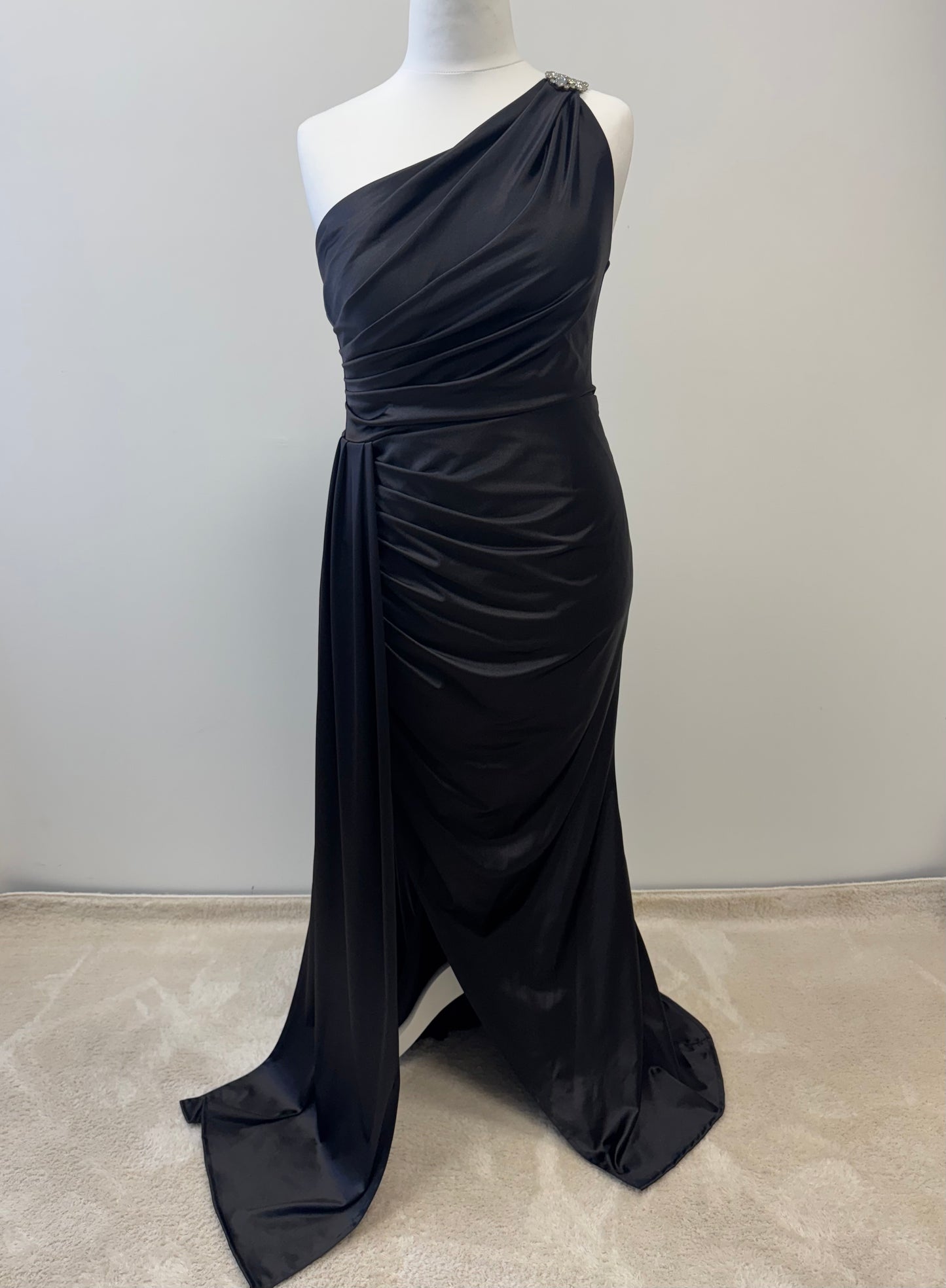 Elegantes One-Shoulder-Abendkleid mit Strassdetail