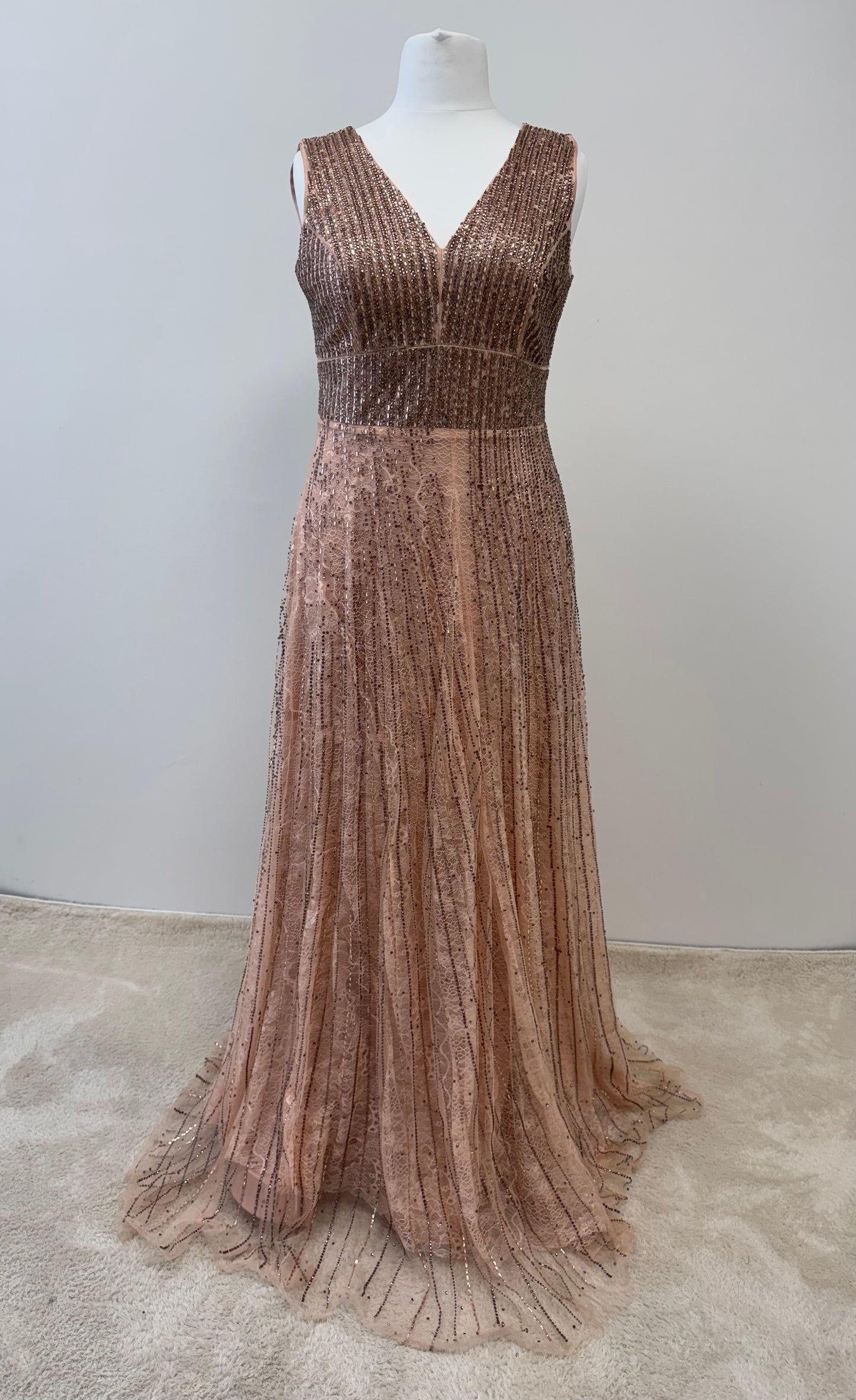 Glamouröses Maxikleid mit tiefem V-Ausschnitt und Glitzerakzenten