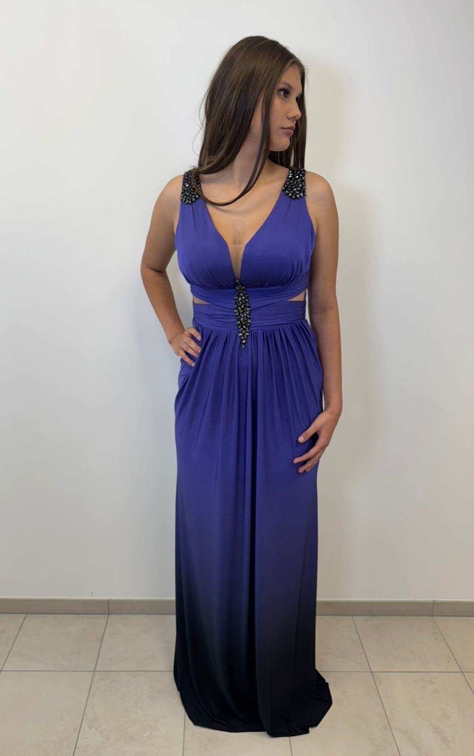 Elegantes Abendkleid mit Steinverzierung und Farbverlauf