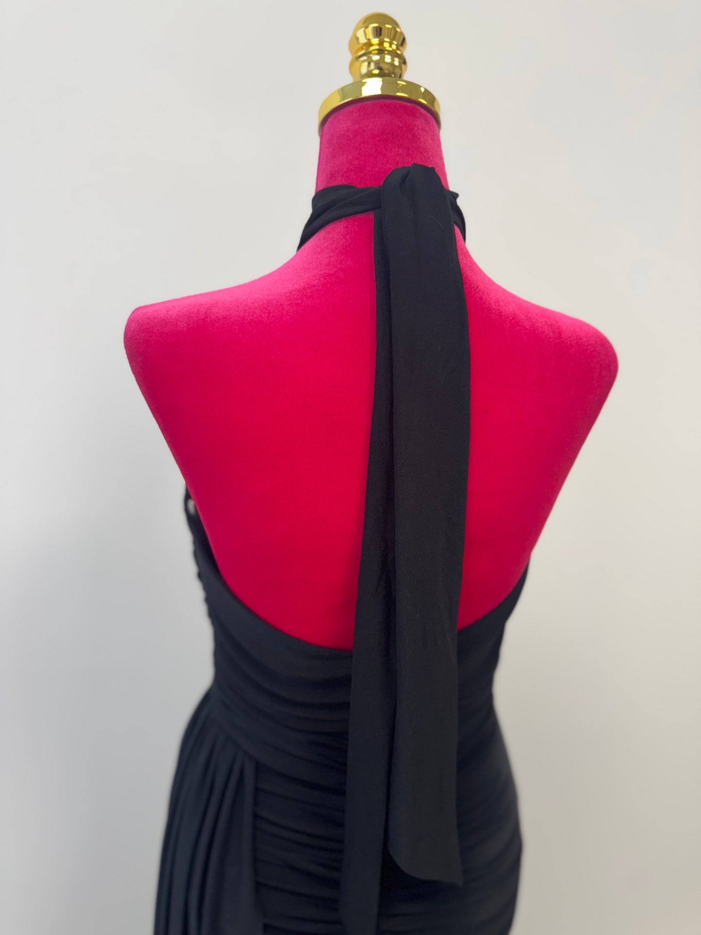 Elegantes besticktes Neckholder-Abendkleid