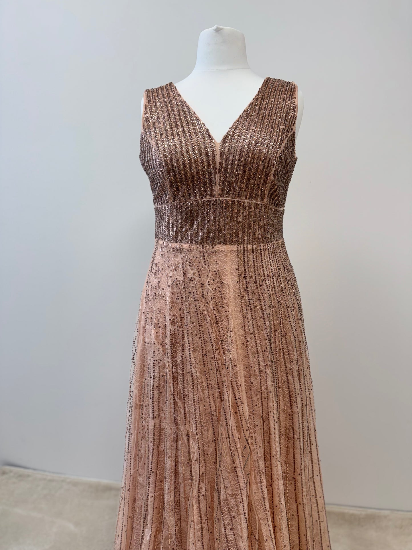 Glamouröses Maxikleid mit tiefem V-Ausschnitt und Glitzerakzenten