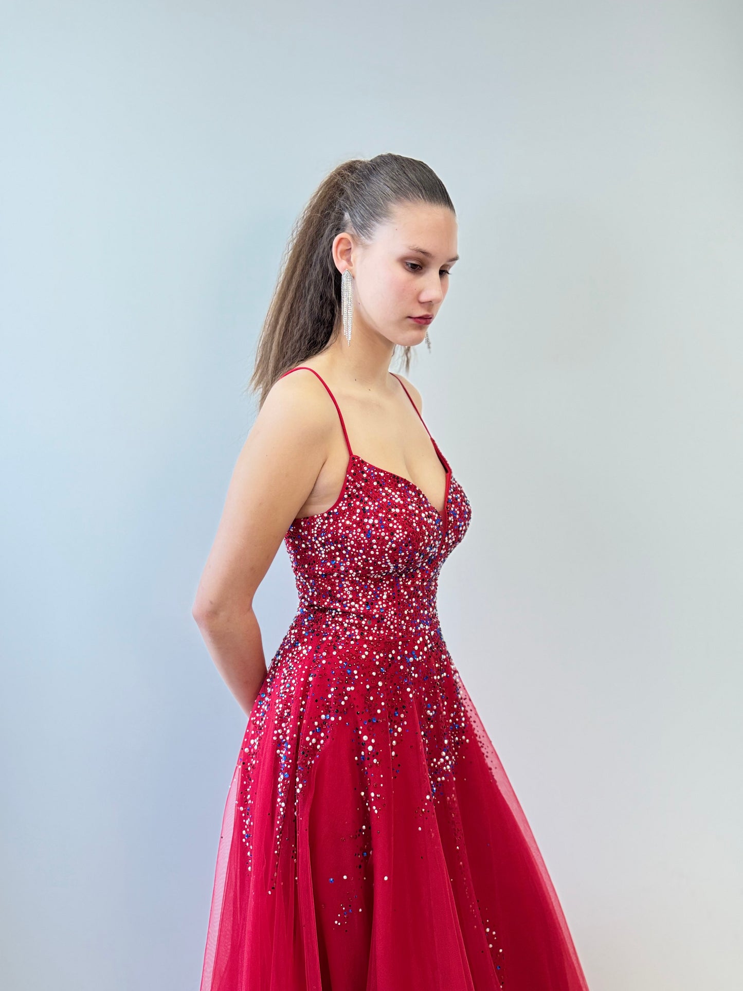 Elegantes Abendkleid mit funkelnder Steinverzierung